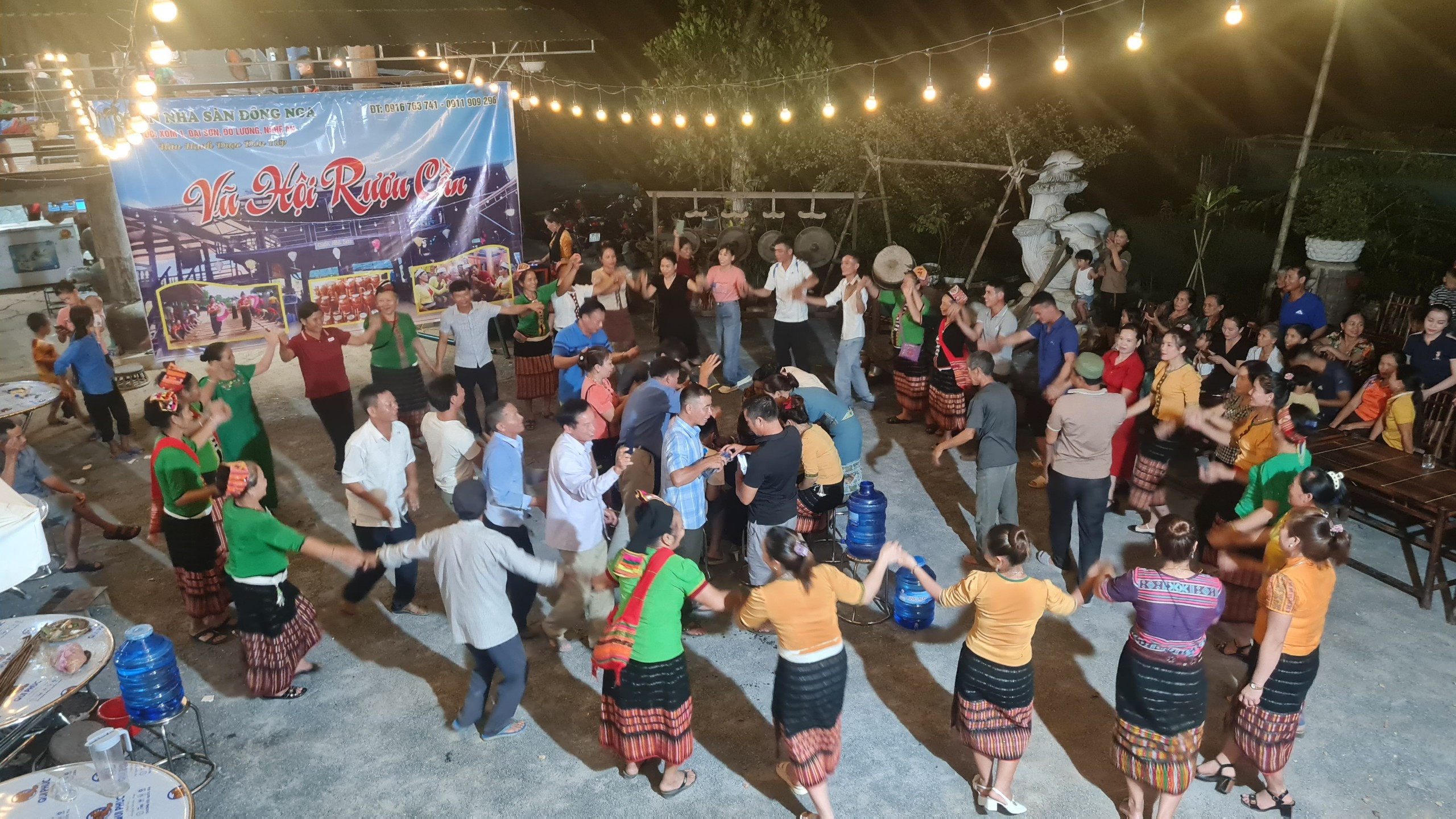 Bna_du khách trải nghiệm múa hát dân gian tại homestay Đôgn Nga.jpg