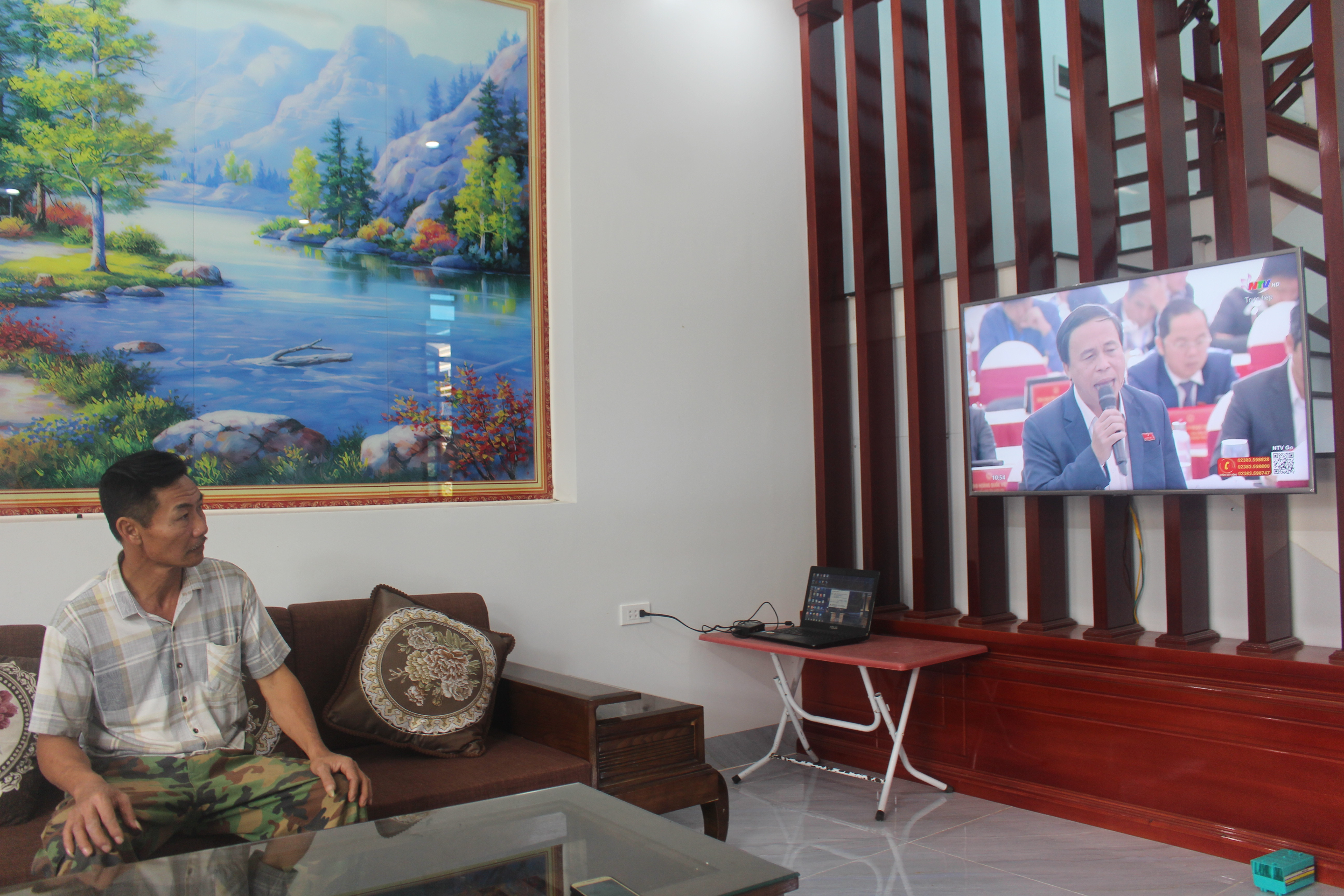 ông Tràn Văn Hạnh, cử tri thôn Tân Dân, Bồng Khê, Con Cuông theo dõi kỳ họp.JPG