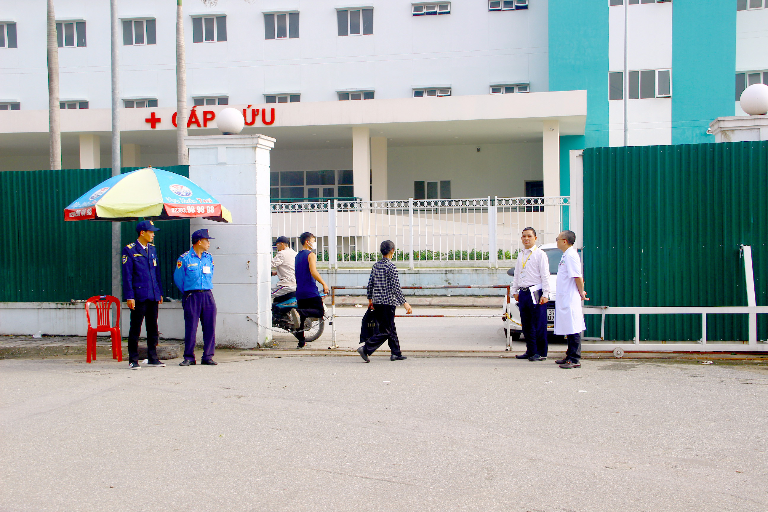 bna_cổng phía Nam của Bệnh viện Hữu nghị Đa khoa Nghệ An đã được mở để giảm áp lực cho cổng chính ảnh Quang An.jpg