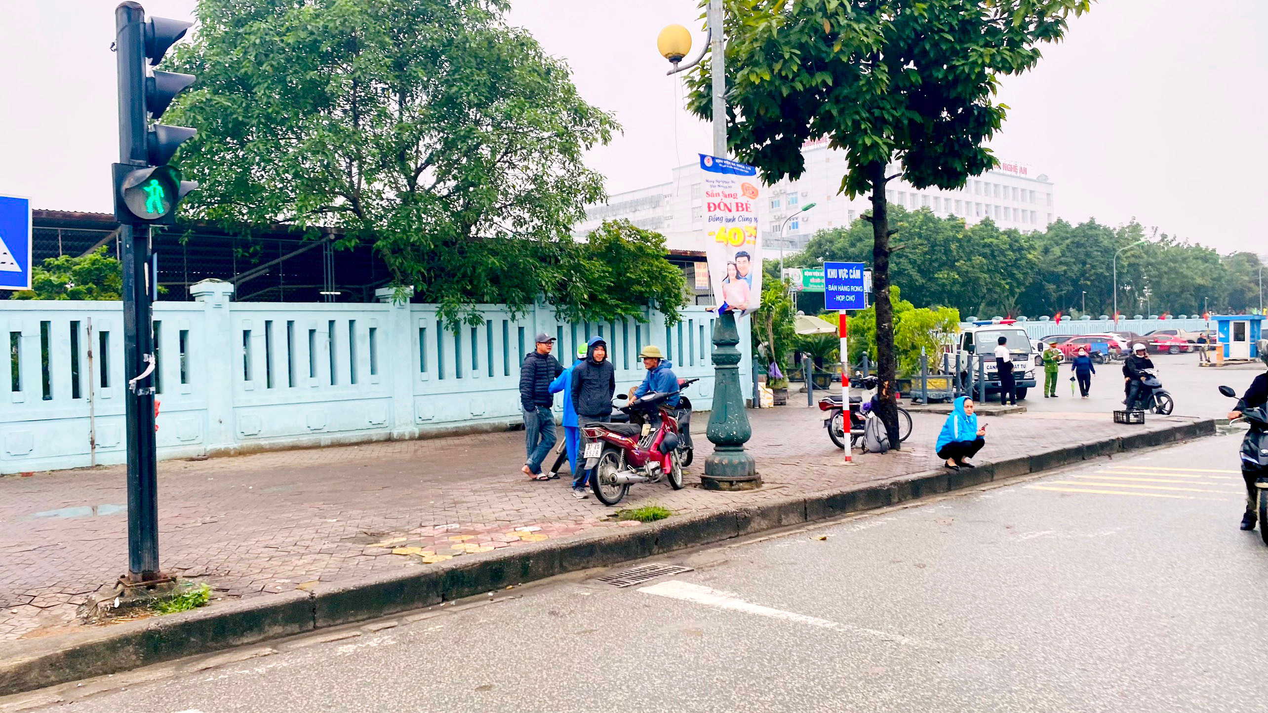 bna_Vỉa hè trước cổng Bệnh viện Hữu nghị Đa khoa Nghệ An đã thông thoáng trở lại ảnh Quang An.jpg