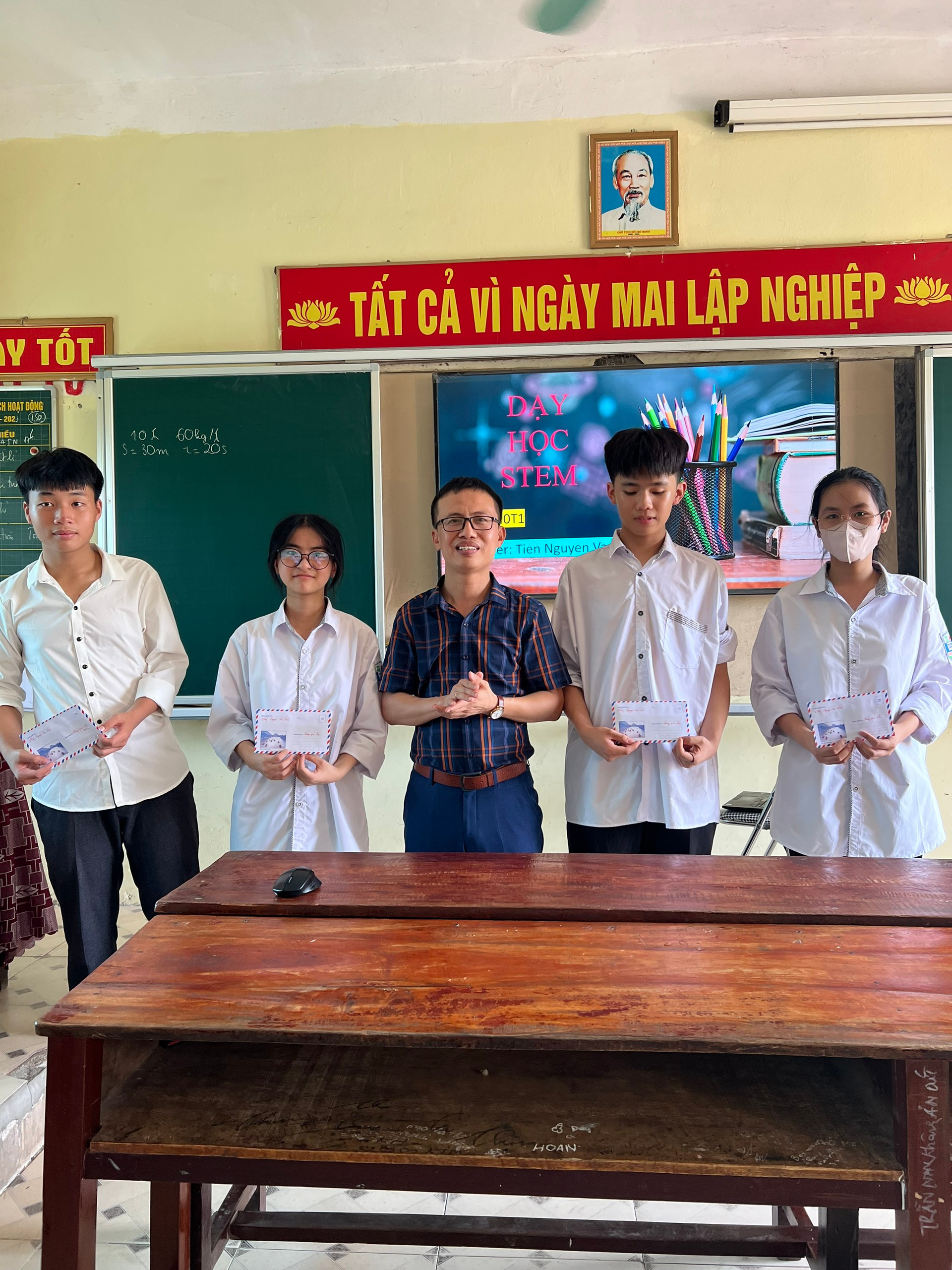 bna_Giáo viên Trường THPT Đô Lương 1 khen thưởng cho những học sinh có sản phẩm Stem xuất sắc.jpg