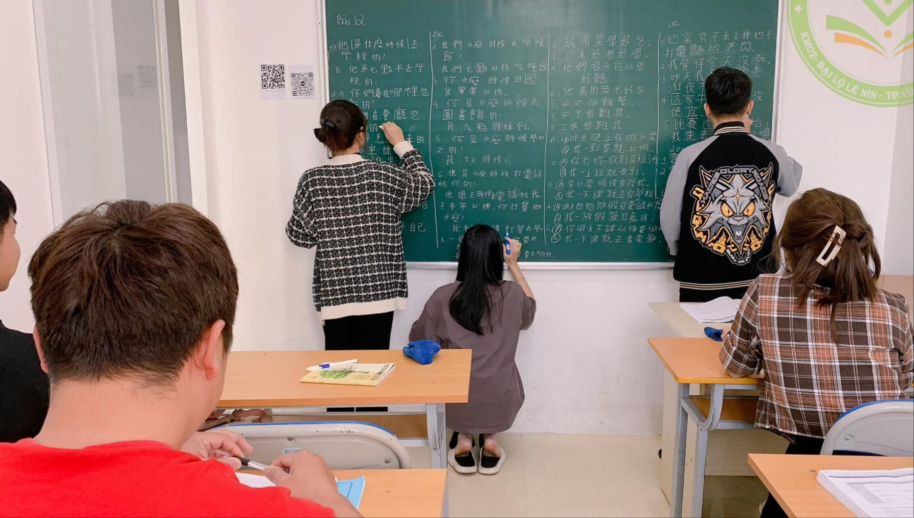 bna_Nhiều học sinh đang đăng ký theo học tiếng Trung tại thành phố Vinh. Ảnh - TT Hoa ngữ.jpg