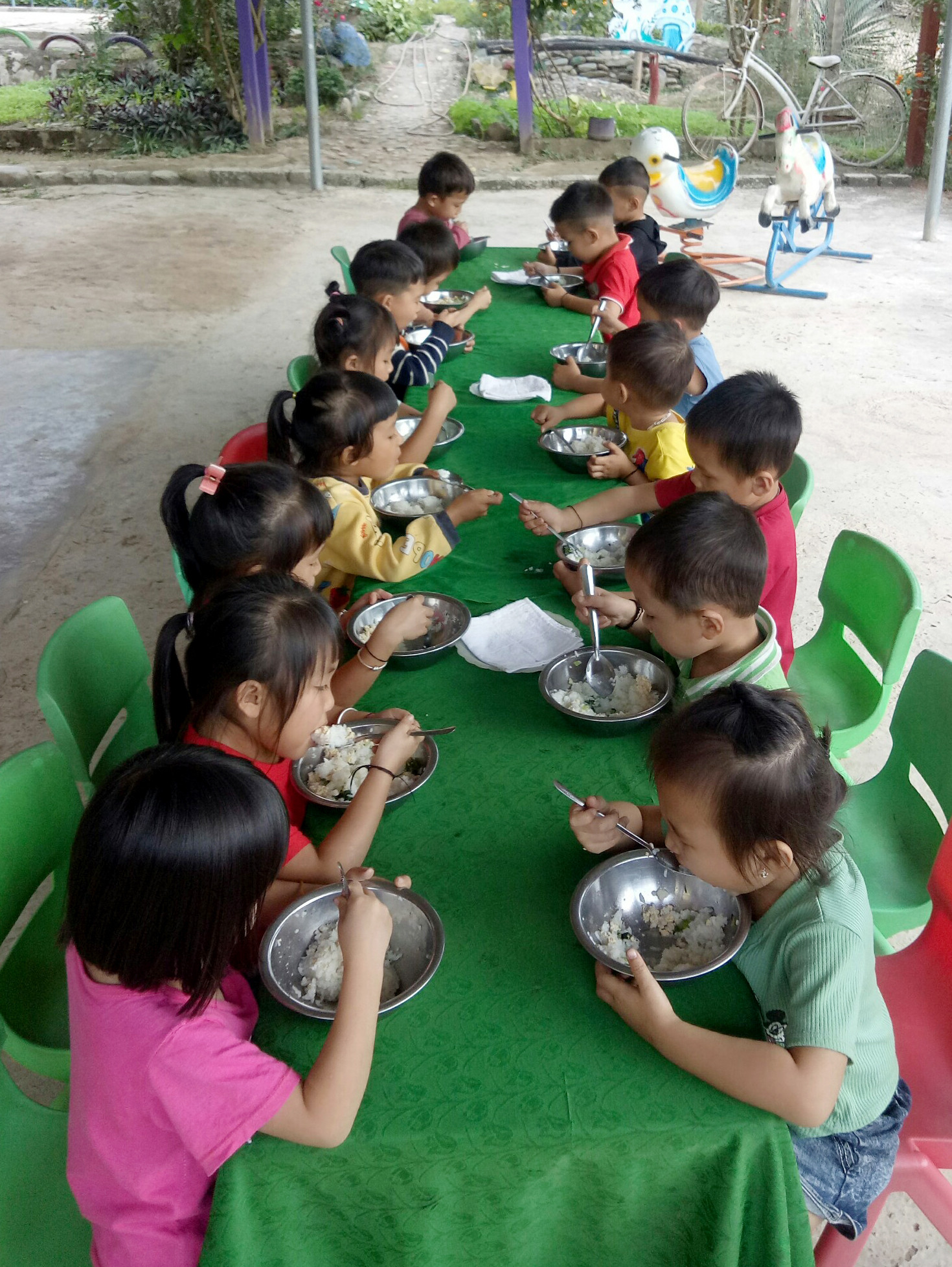 bna_Những bữa ăn được thực hiện từ sự giúp đỡ của dự án Nuôi em Nghệ An tại điểm trường Phá Kháo - Trường mầm non Nga My - Tương Dương. Ảnh - Mỹ Hà.jpg
