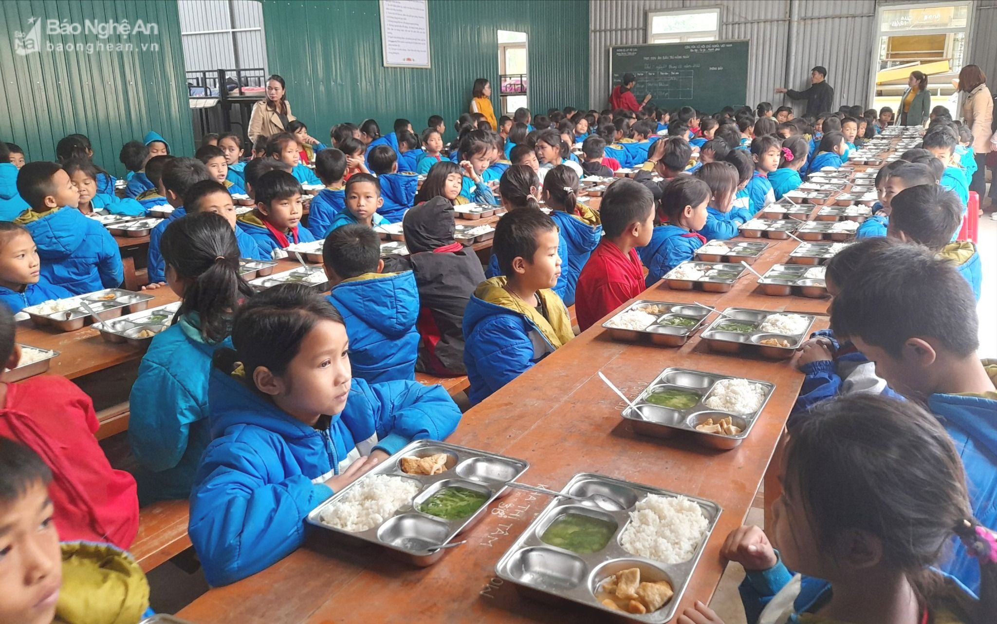 Hơn 8000 học sinh ở các huyện vùng cao Nghệ An được nhận hỗ trợ các suất ăn từ Dự án Nuôi em Nghệ An.jpg