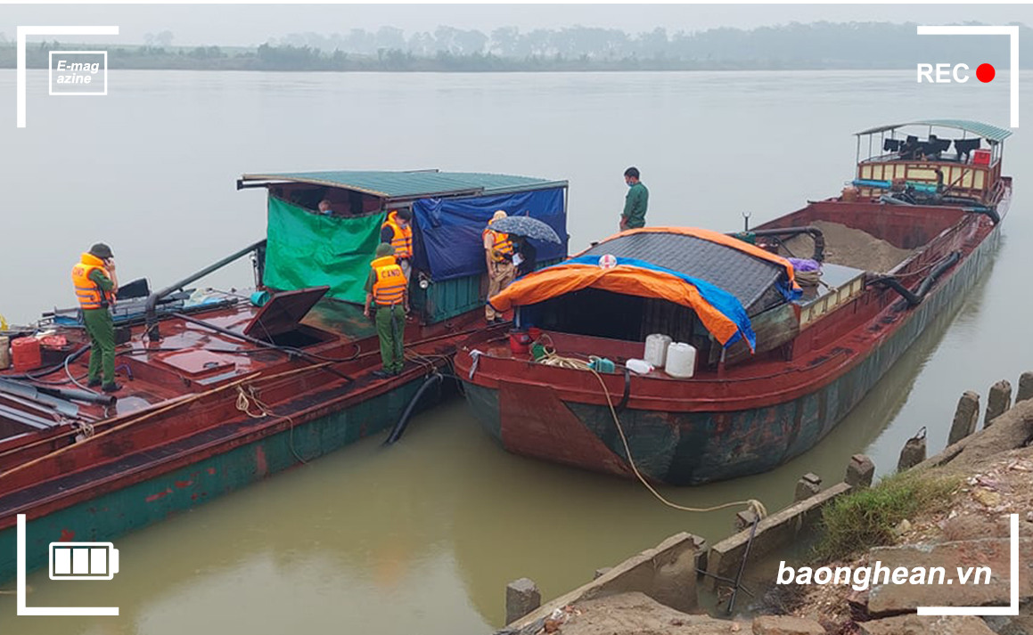 Công an huyện Thanh Chương bắt quả tang 2 tàu khai thác cát trái phép trên sông Lam, đoạn qua xã Thanh Giang.jpg
