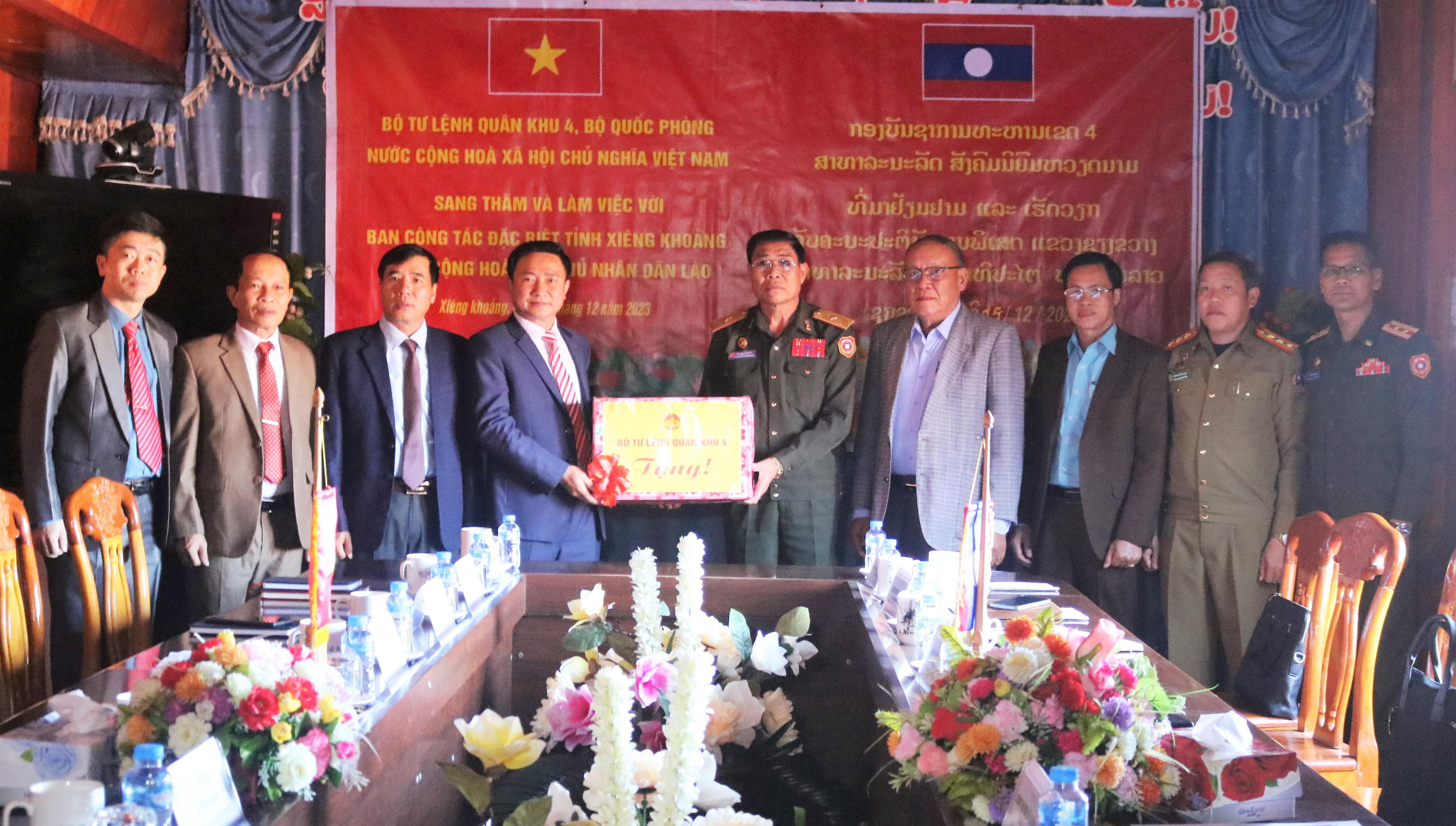 Ban Chỉ đạo 515 Quân khu tặng quà Ban Công tác đặc biệt tỉnh Xiêng Khoảng..jpg