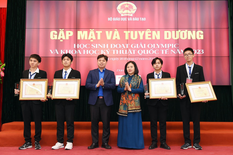 hứ trưởng Bộ GD-ĐT Ngô Thị Minh tuyên dương các học sinh đạt giải quốc tế năm 2023..jpg