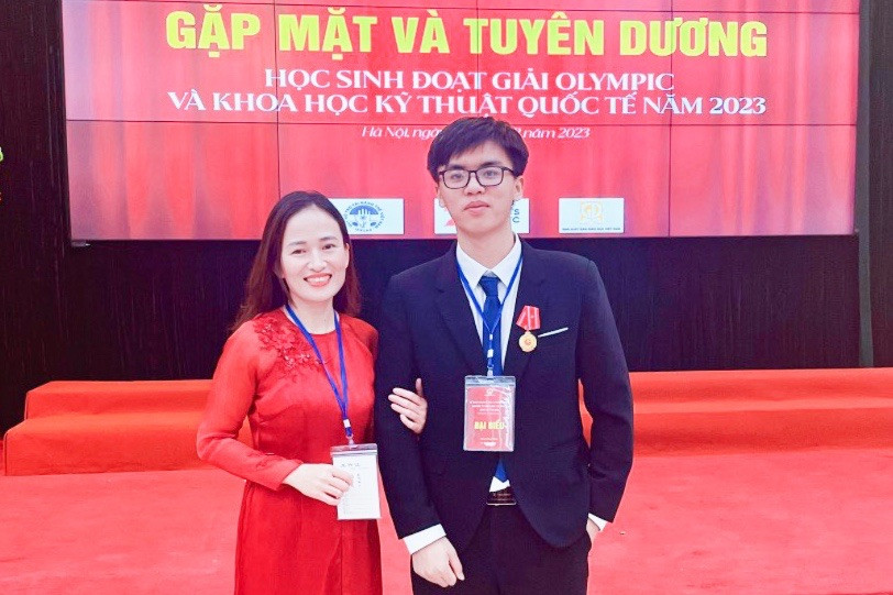 bna_Em Mai Văn Đức và cô giáo Trần Thị Quỳnh Anh.jpg