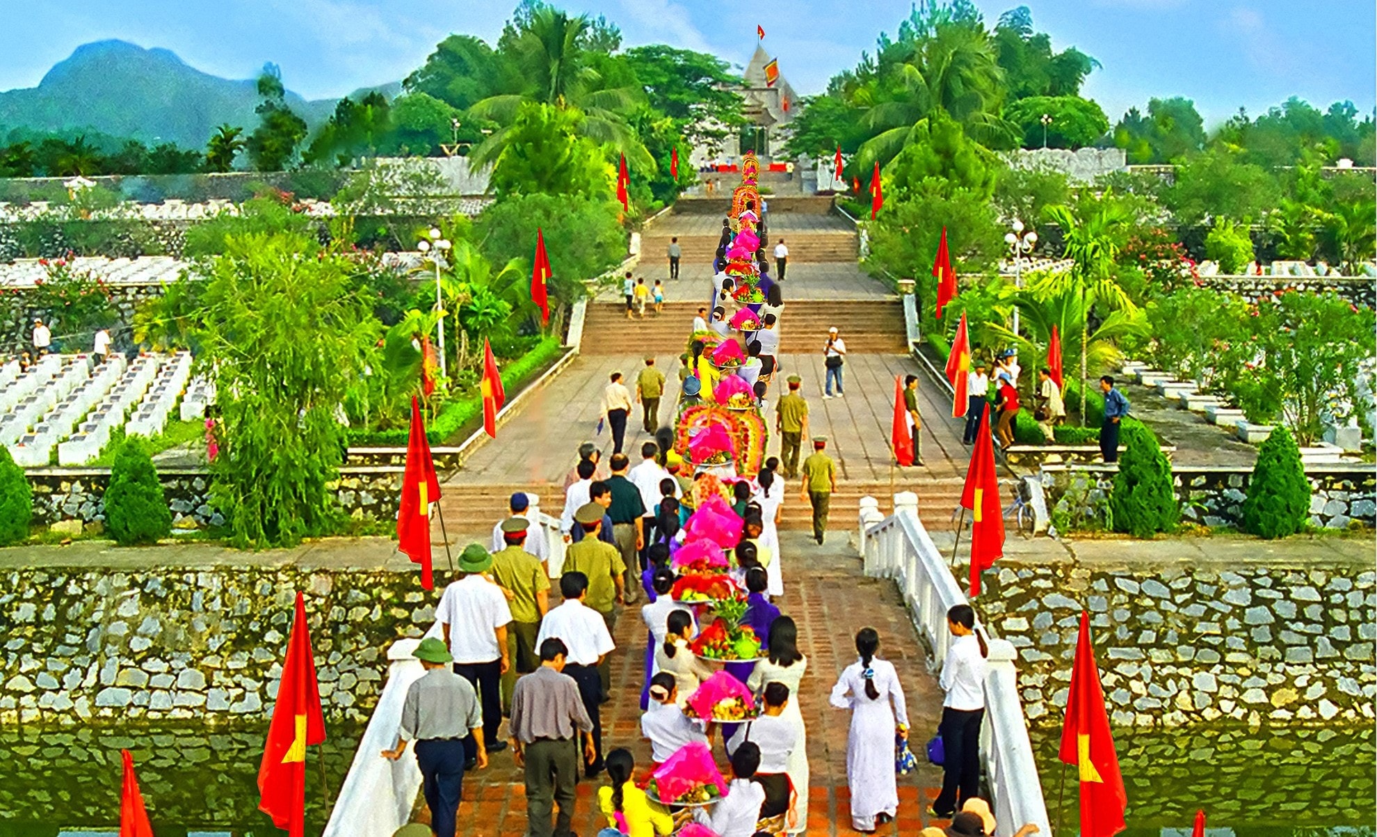 Lễ hội Uống nước nhớ nguồn, tri ân các anh hùng liệt sĩ tại Nghĩa trang Quốc tế Việt-Lào, huyện Anh Sơn (Nghệ An)..jpg