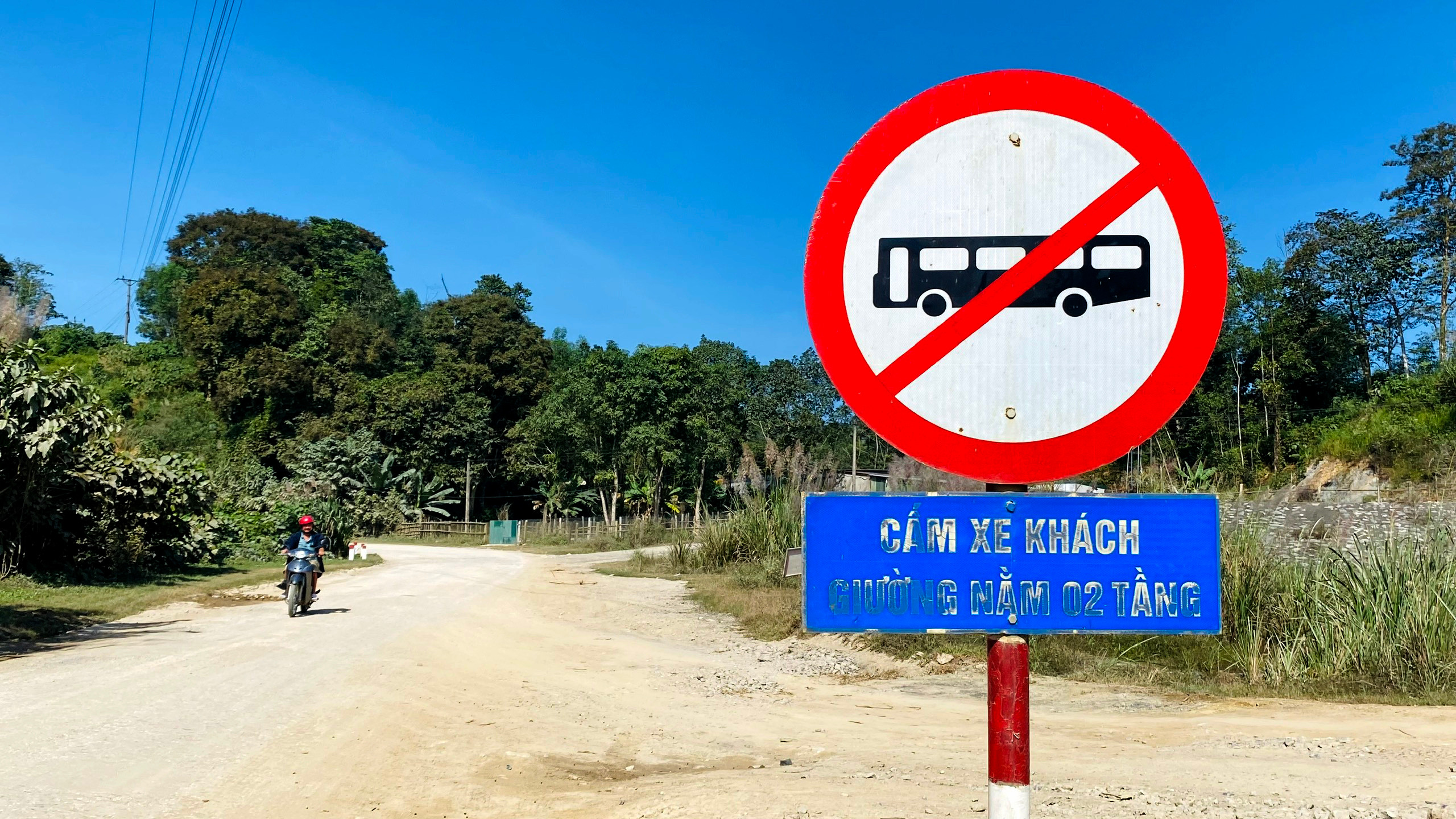 bna_biển cấm xe giường nằm 2 tầng được cắm tại địa phận xã Châu Bình huyện Quỳ Châu ảnh Quang An.jpg