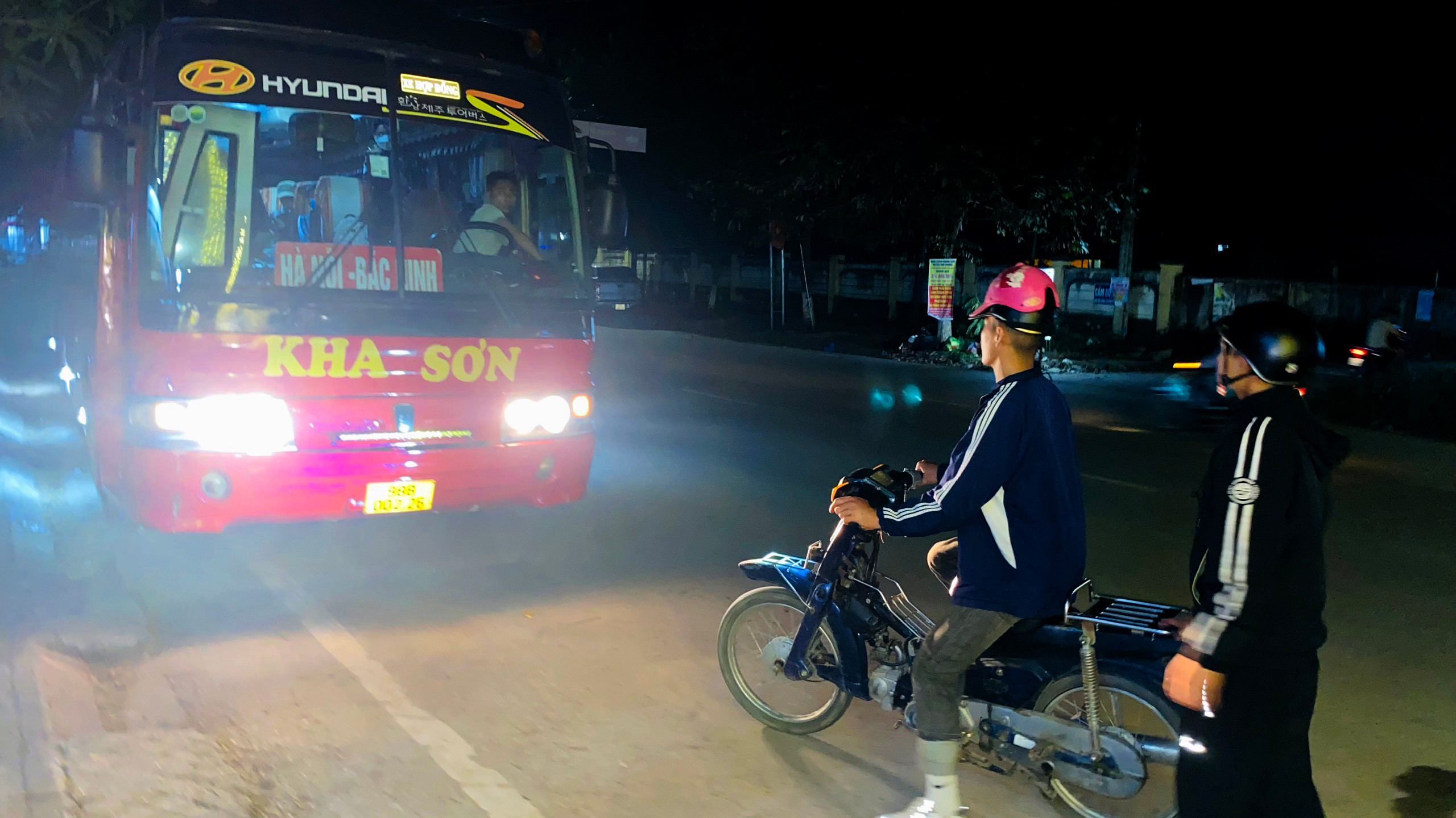 bna_Người dân huyện Quế Phong phải bắt xe ôm đến thị trấn Kim Sơn để đi xe trung chuyển ảnh Quang An.jpg