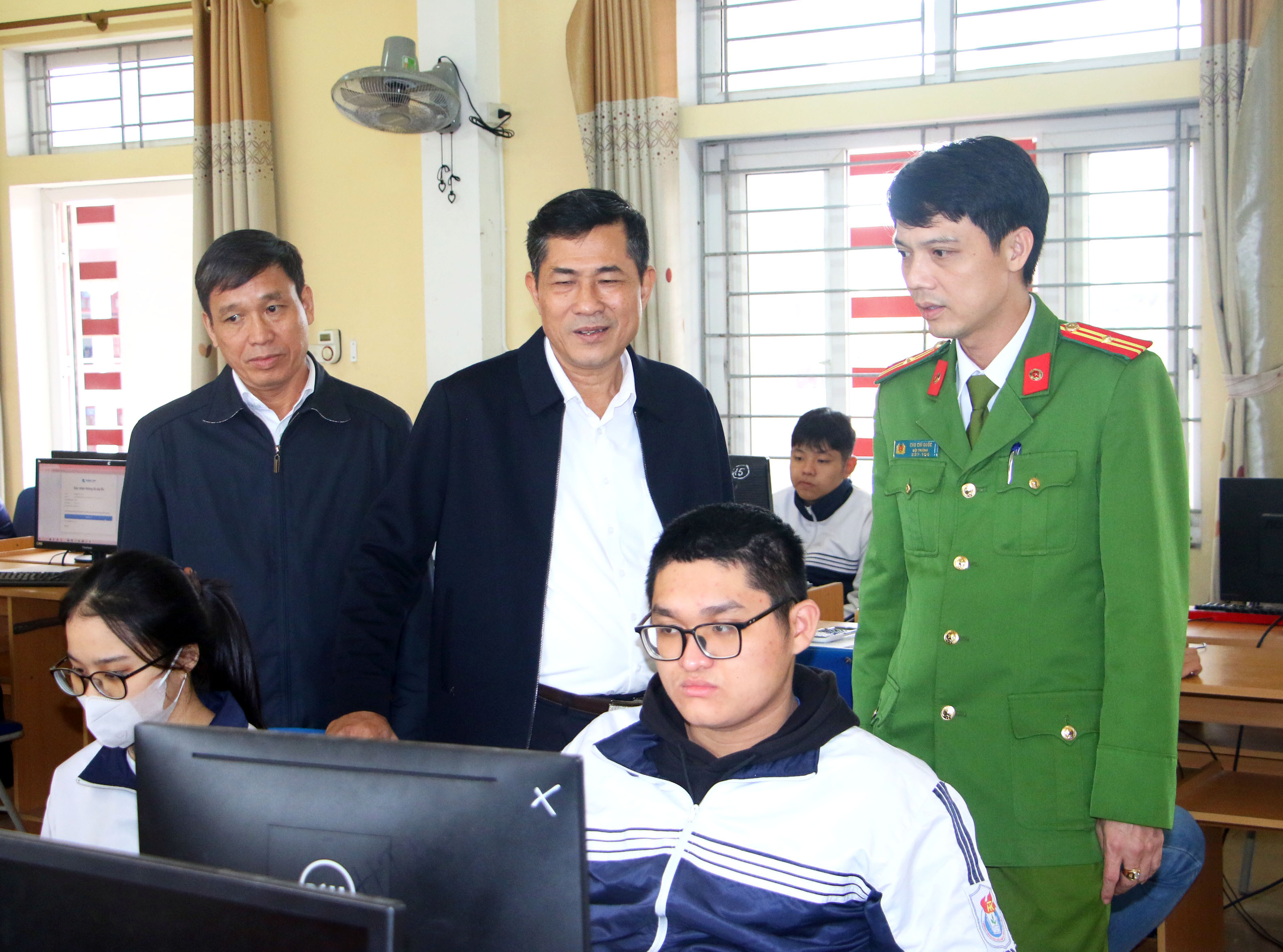 GS.TS Thái Văn Thành cùng các đồng chí trong Ban tổ chức cùng kiểm tra trước khi thực hiện thí điểm thi online tập trung qua nền tảng công nghệ xác thực thẻ CCCD. Ảnh: An Quỳnh.