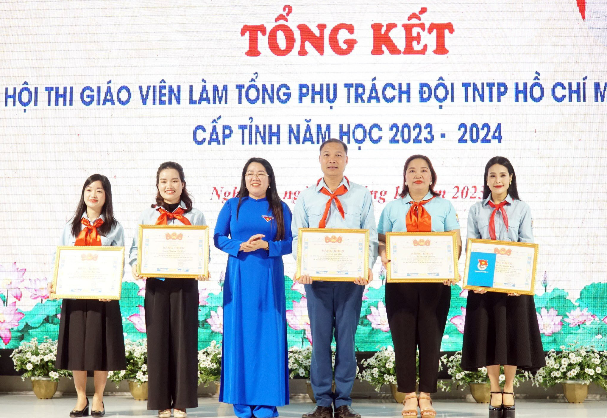 bna_Phó Bi thư tỉnh đoàn Nghệ An Nguyễn Phương Thúy khen thưởng cho các giáo viên đạt giải Nhì tại hội thi. Ảnh - Mỹ Hà.jpeg