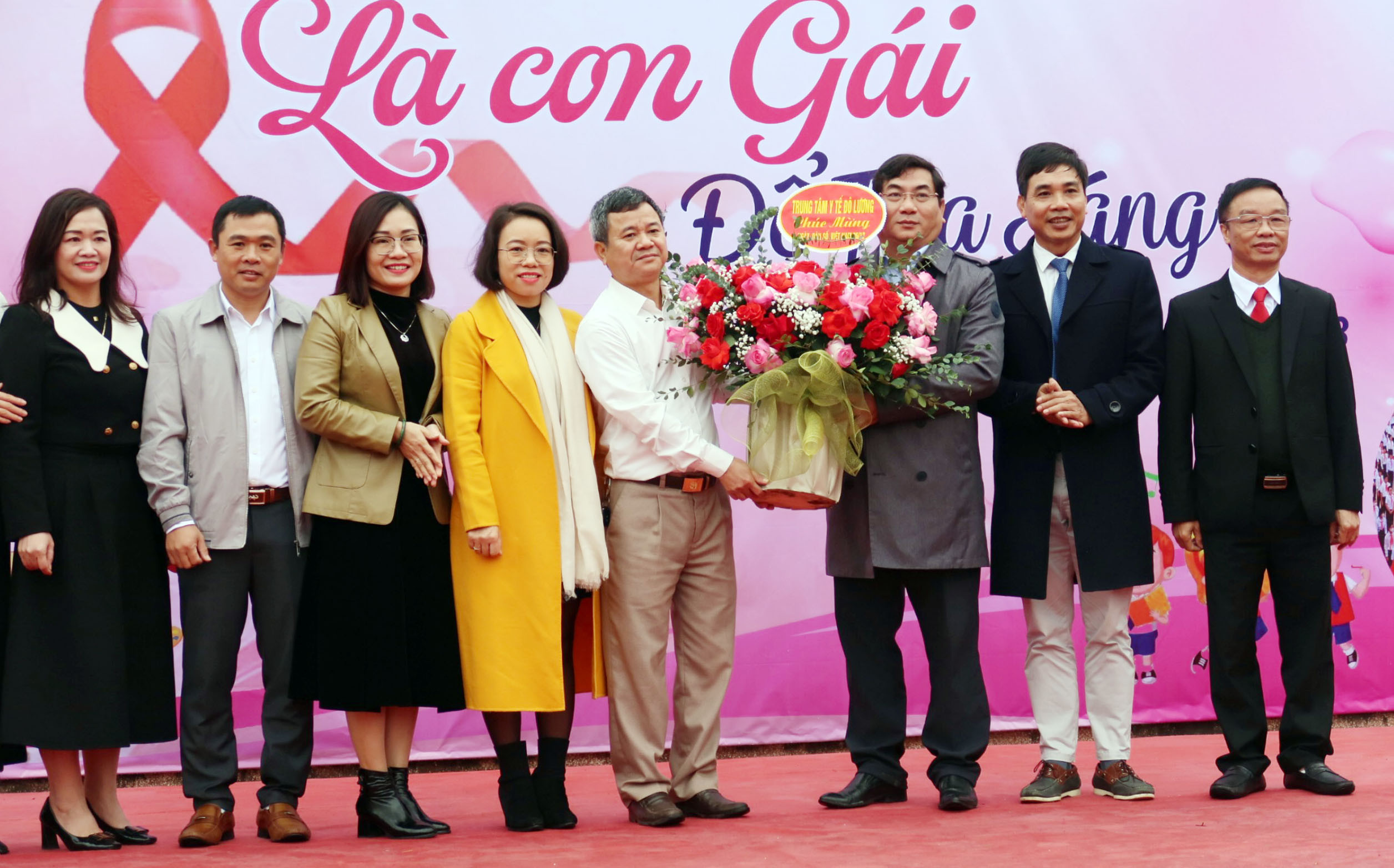 bna_Trung tâm Y tế huyện Đô Lương tặng hoa chúc mừng Chi cục Dân số - Kế hoạch hóa gia đình nhân Ngày dân số Việt Nam.jpg