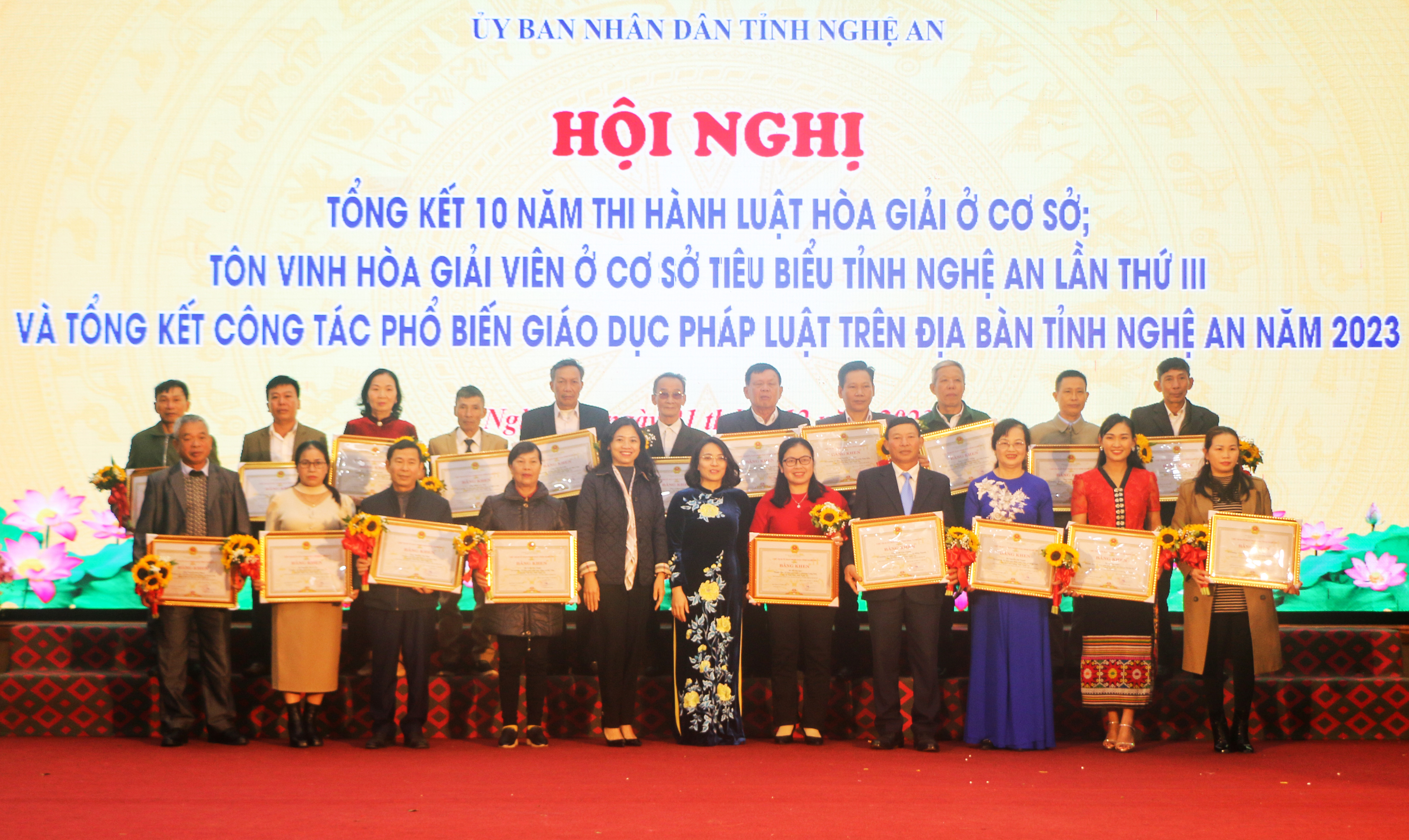bna_Trao bằng khen của UBND tỉnh cho 20 hoà giải viên cơ sở tiêu biểu tỉnh Nghệ An lần thứ III-Ảnh Khánh Ly.jpg