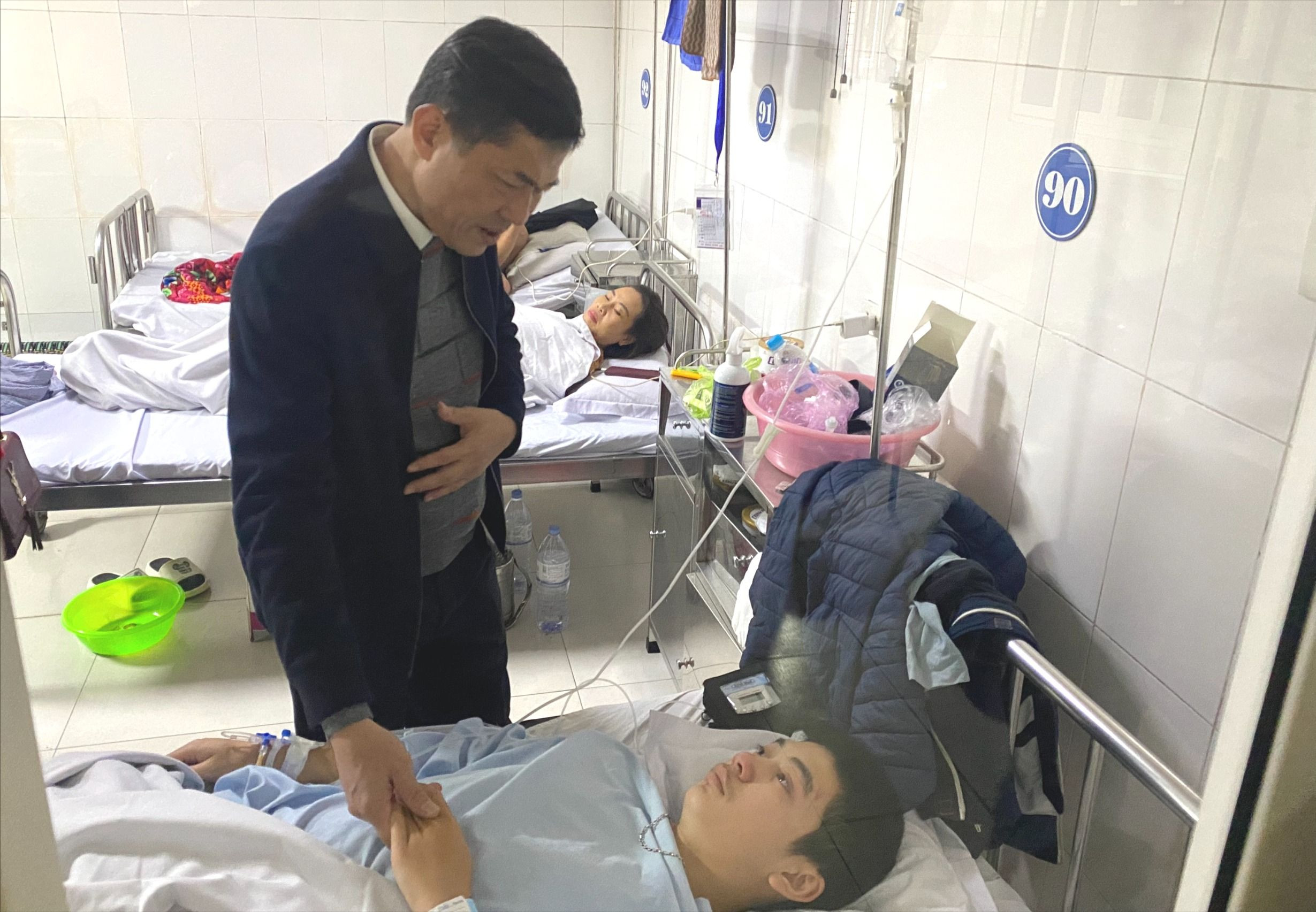 bna_Giám đốc Sở Giáo dục và Đào tạo Thái Văn Thành thăm hỏi học sinh đang điều trị ở Bệnh viện Đa khoa 115. Ảnh - MH.jpeg