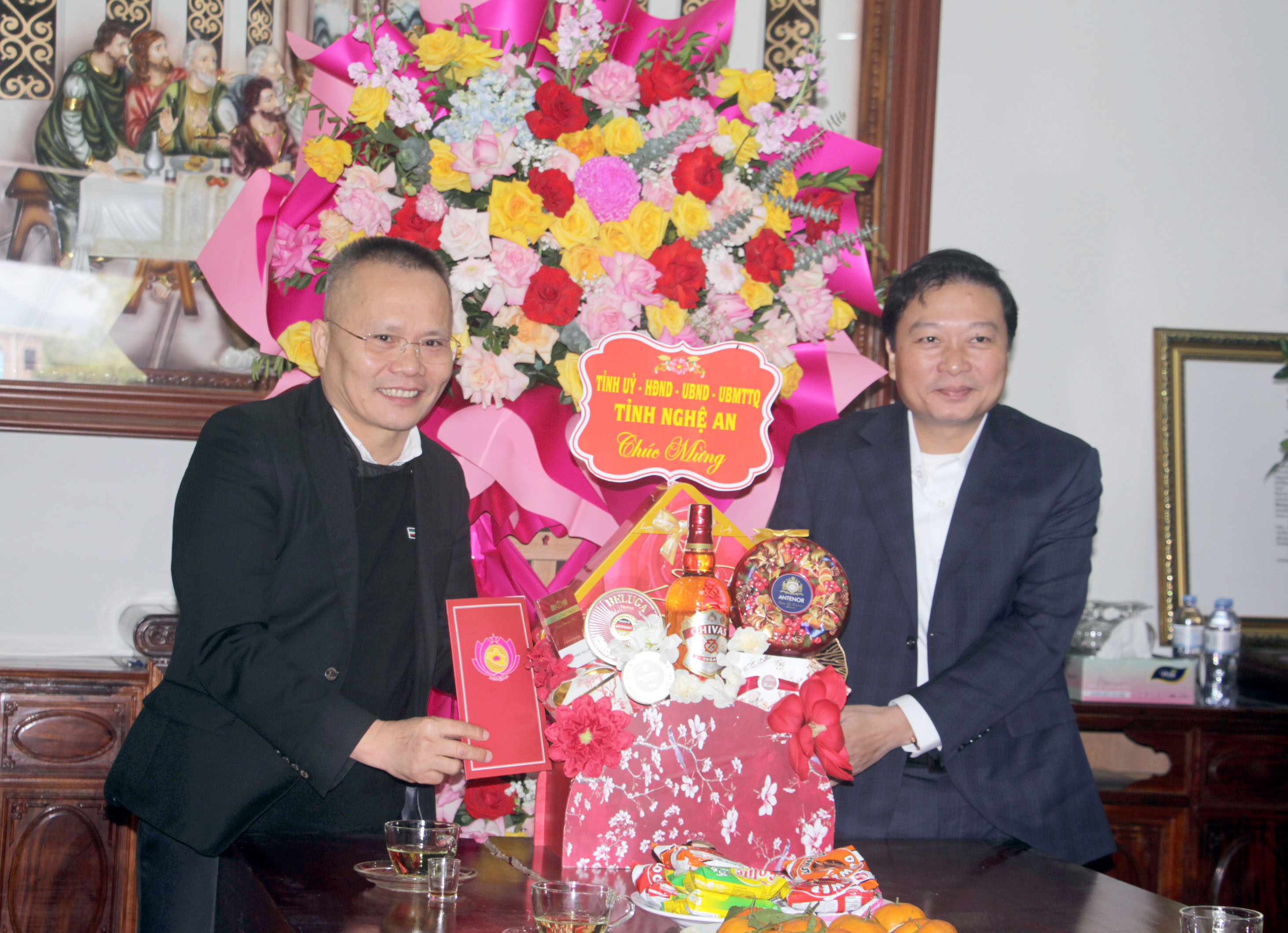 Thay mặt lãnh đạo tỉnh, đồng chí Lê Hồng Vinh - Phó Chủ tịch Thường trực UBND tặng lẵng hoa tươi thăm cho đại diện Trung tâm hành hương Đền thánh An-Tôn nhân dịp Giáng sinh năm 2023. Ảnh: An Quỳnh.