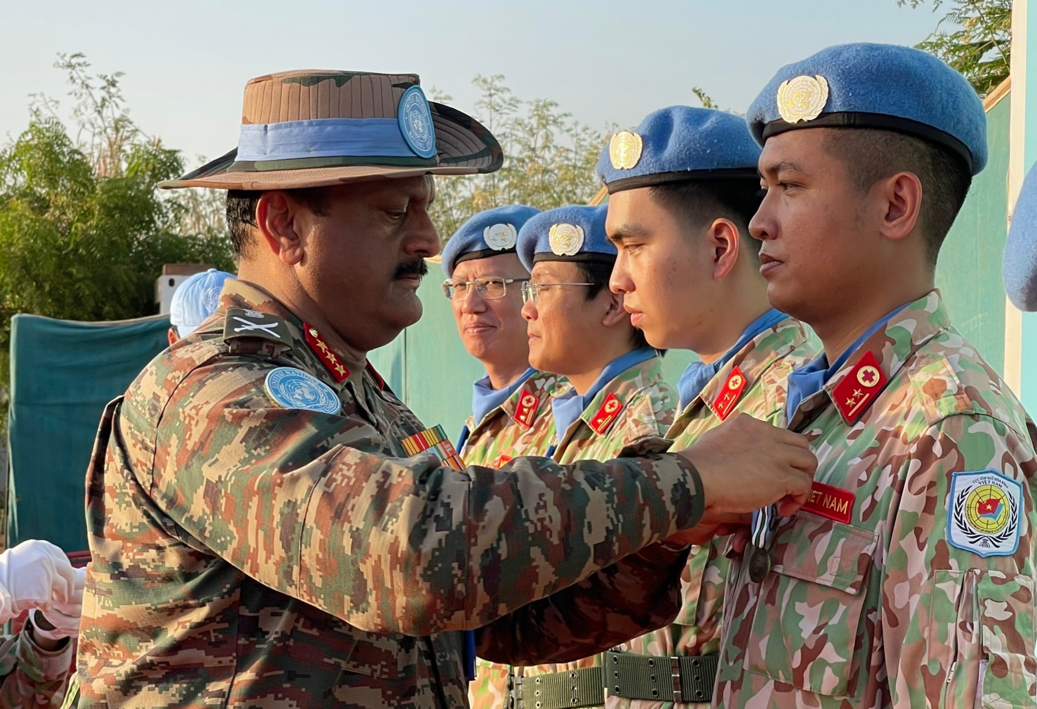 bna_Chiến sĩ quân y Nghệ An trong trang phục mũ nồi xanh nhận huân chương của Liên hợp quốc..jpg