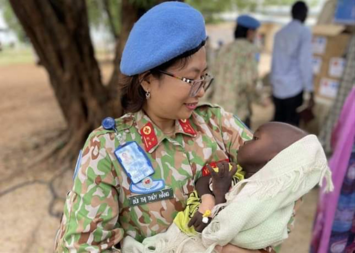 bna_Đại uý Bùi Thị Thuý Hằng chăm sóc cho trẻ em Nam Sudan.jpg