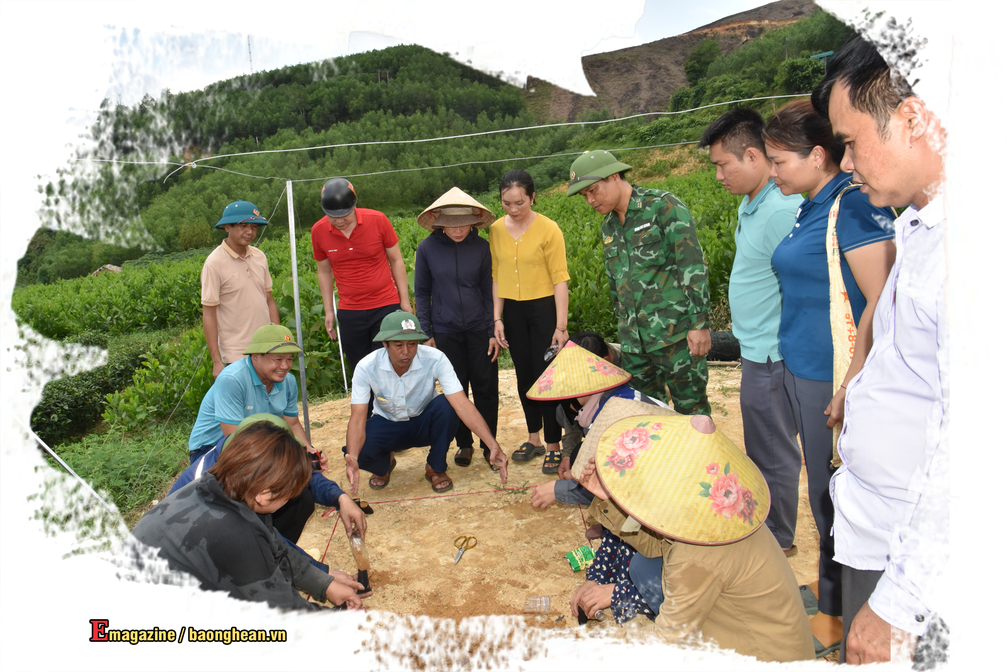 Hội Nông dân huyện Thanh Chương hướng dẫn người dân xã Ngọc Lâm trồng keo. Ảnh: H.T