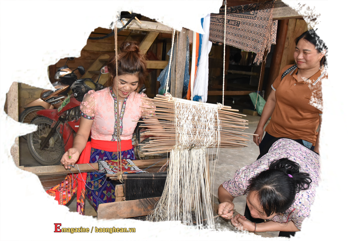 Chị La Thị Khắn - Chi hội trưởng Chi hội Phụ nữ bản Nọong Dẻ cùng chị em tổ dệt thực hành sản xuất sản phẩm mới. Ảnh: H.T