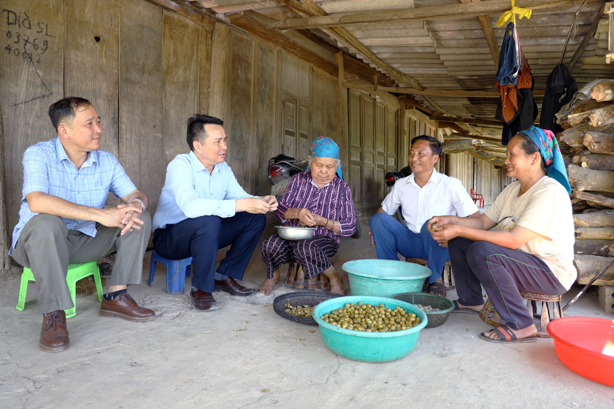 Cán bộ Ban Tuyên giáo, Ban Dân vận Huyện ủy Kỳ Sơn cùng cán bộ xã gặp gỡ đồng bào Mông ở xã Huồi Tụ. Ảnh tư liệu: Nguyên Nguyên
