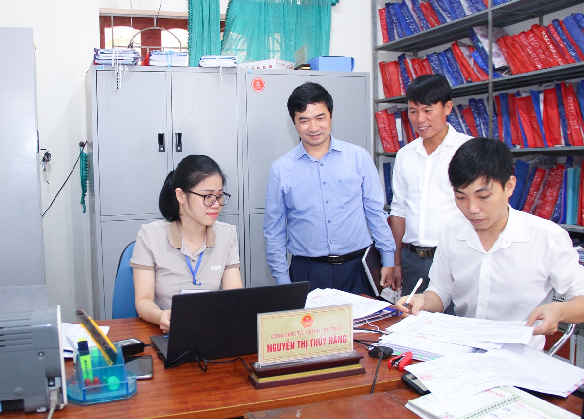 Lãnh đạo Sở Nội vụ khảo sát việc thực hiện nhiệm vụ chuyên môn của công chức thị trấn Thanh Chương. Ảnh: M.H