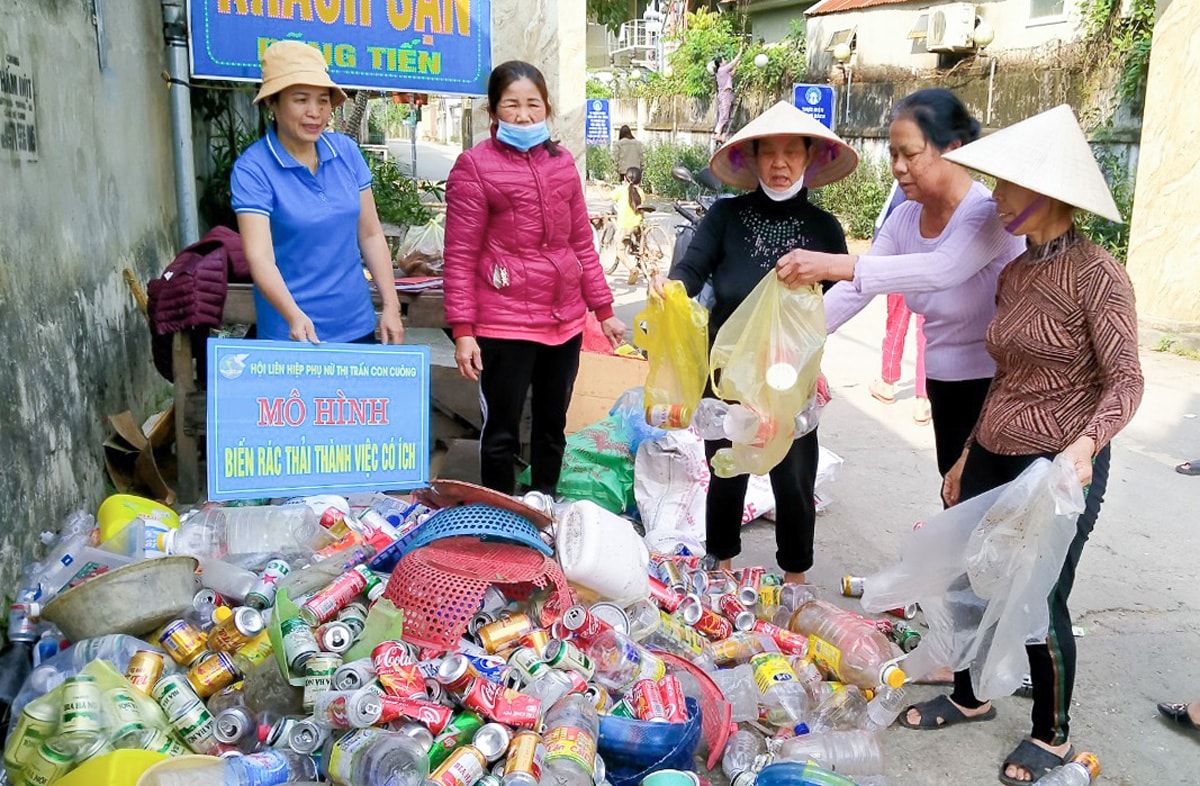 Cán bộ, hội viên Hội LHPN thị trấn Con Cuông thu gom phế liệu gây quỹ hỗ trợ phụ nữ và trẻ em nghèo, có hoàn cảnh khó khăn. Ảnh: CSCC