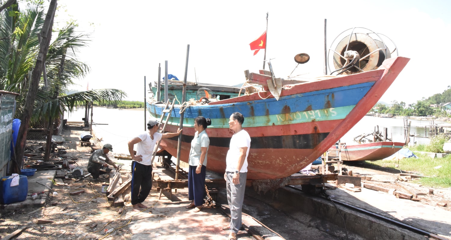 Cán bộ xóm Đình, xã Nghi Thiết (Nghi Lộc) vận động người dân phát triển kinh tế. Ảnh: H.T