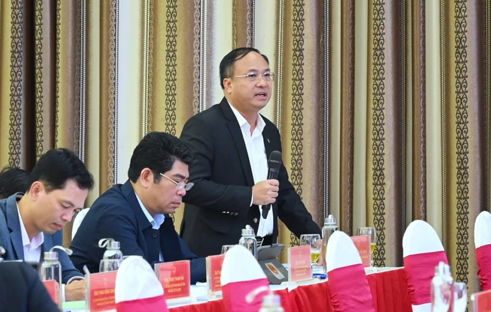 Giám đốc Sở Nội vụ Nguyễn Viết Hưng làm rõ các nội dung liên quan về phụ cấp cho cán bộ bán chuyên trách cấp xã, xóm. Ảnh tư liệu: Thành Cường