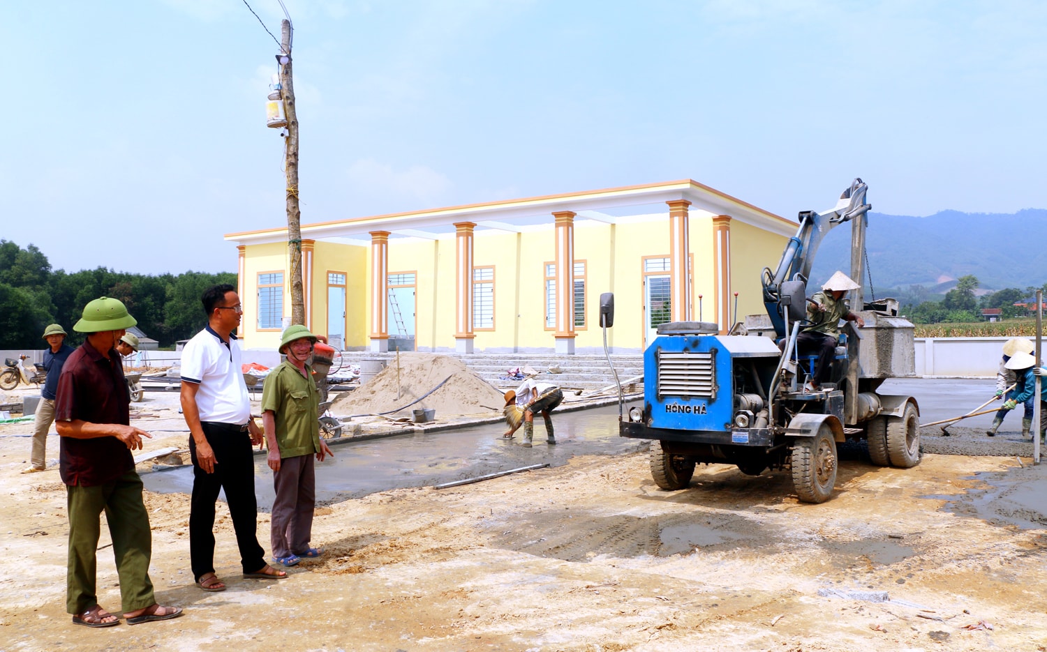 Cán bộ xóm Tiến Sơn, xã Tây Thành (Yên Thành) trao đổi với lãnh đạo xã về tiến độ xây dựng khu trung tâm văn hóa thể thao rộng 7.000m2. Ảnh: K.L