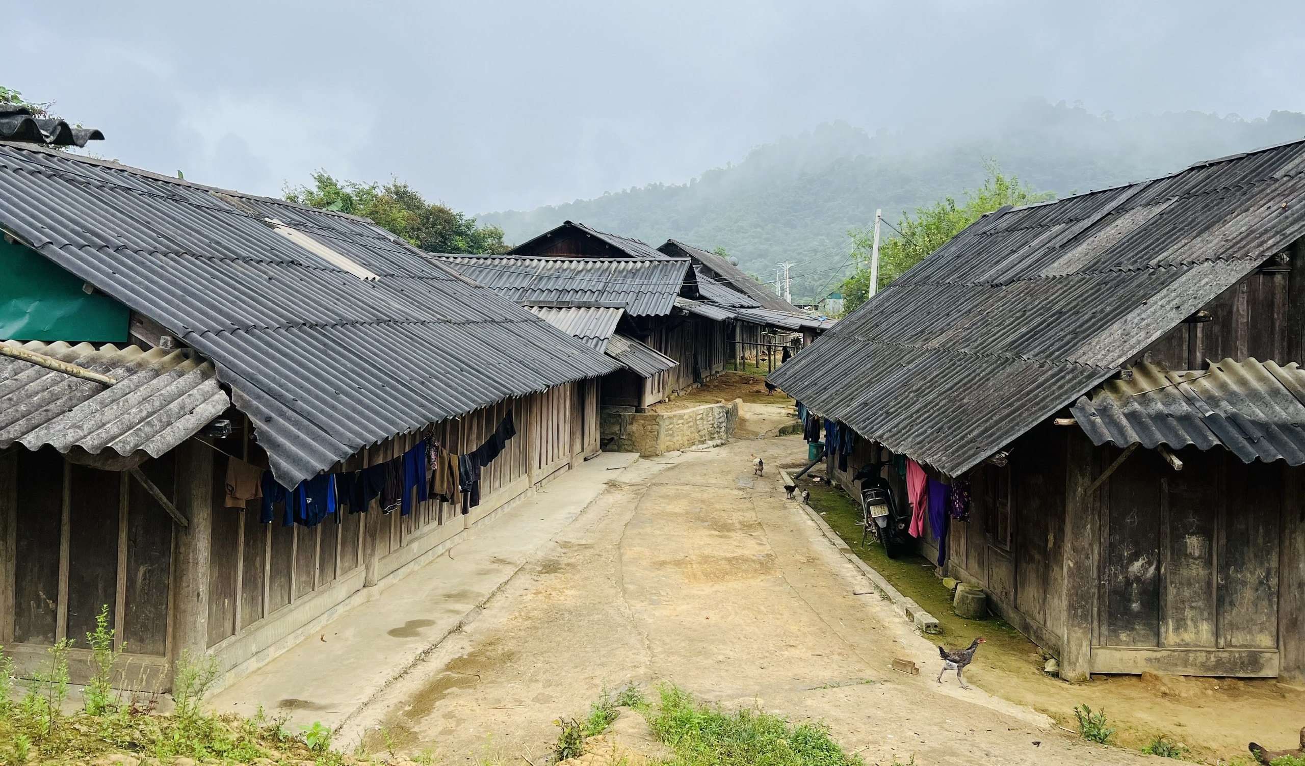 Khung cảnh yên bình, vắng vẻ ở bản Mông Phà Bún, xã Huồi Tụ (Kỳ Sơn). Ảnh: Khánh Ly