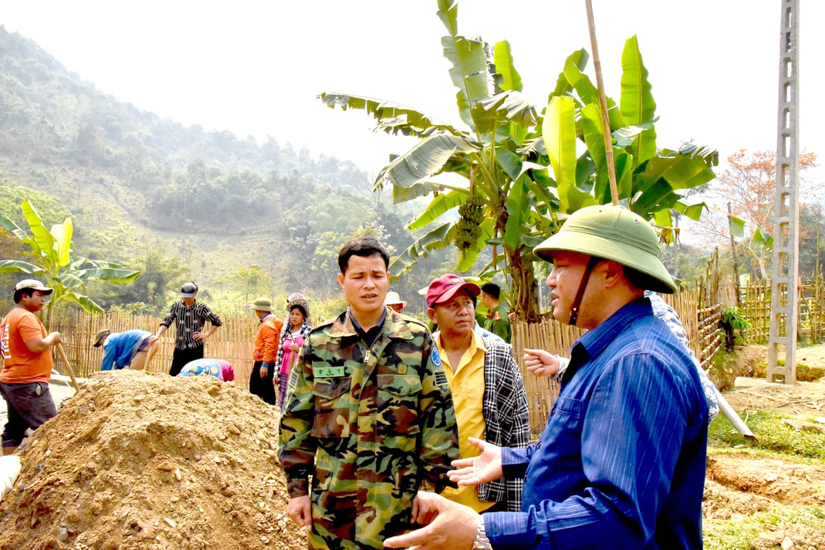 Lãnh đạo huyện Kỳ Sơn trao đổi với cán bộ xã Bảo Thắng về xây dựng các phong trào ở cơ sở. Ảnh: H.T