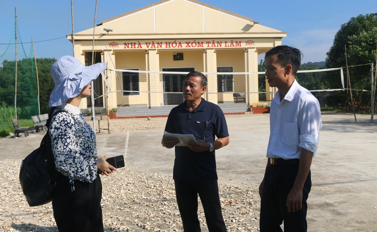 Ông Hà Đình Niệm (ở giữa) - Bí thư Chi bộ xóm Tân Lâm, xã Phú Sơn (Tân Kỳ) trao đổi về công việc