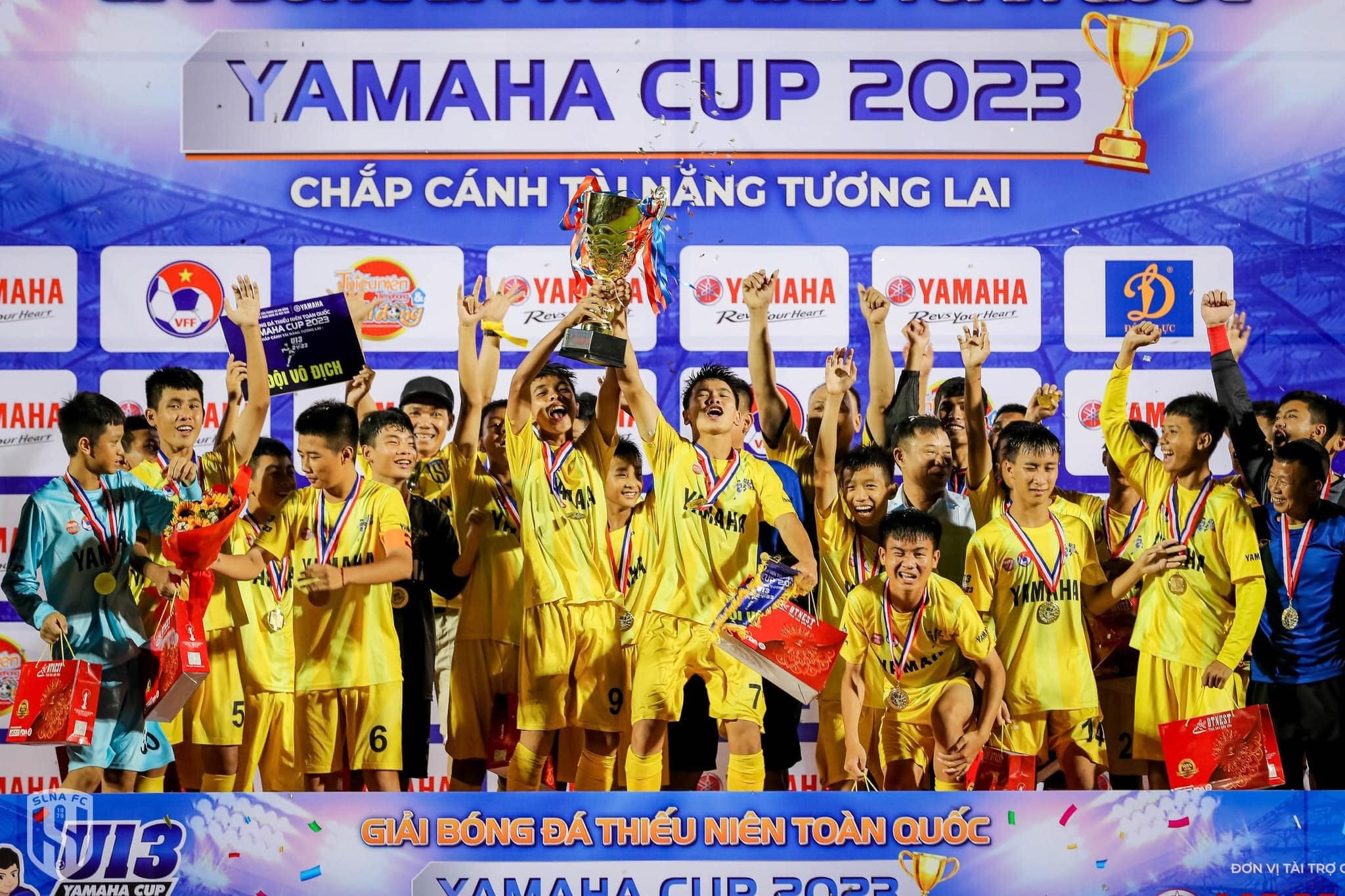 Huấn luyện viên Lê Mạnh Huy cùng U13 Sông Lam Nghệ An giành chức vô địch U13 Quốc gia 2023..jpg
