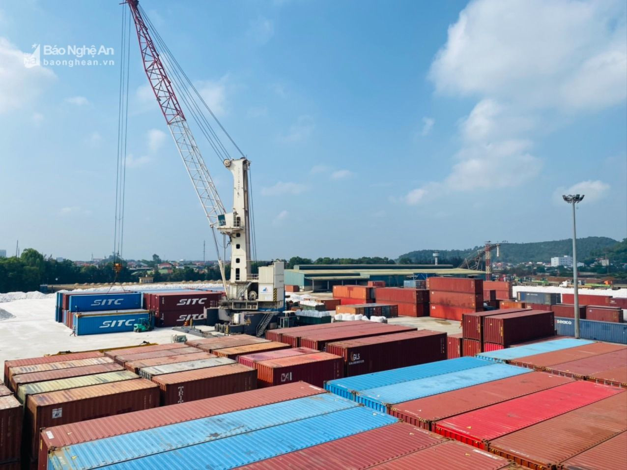 Xếp dỡ hàng container ở cảng cửa Lò , quang an .jpeg