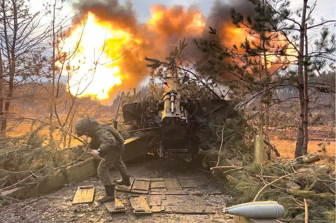 Pháo binh của Sư đoàn Grozny khai hỏa từ pháo Giatsint-B 152 mm vào các vị trí của Lực lượng vũ trang Ukraine theo hướng Svatovsky, tháng 3 năm 2023.