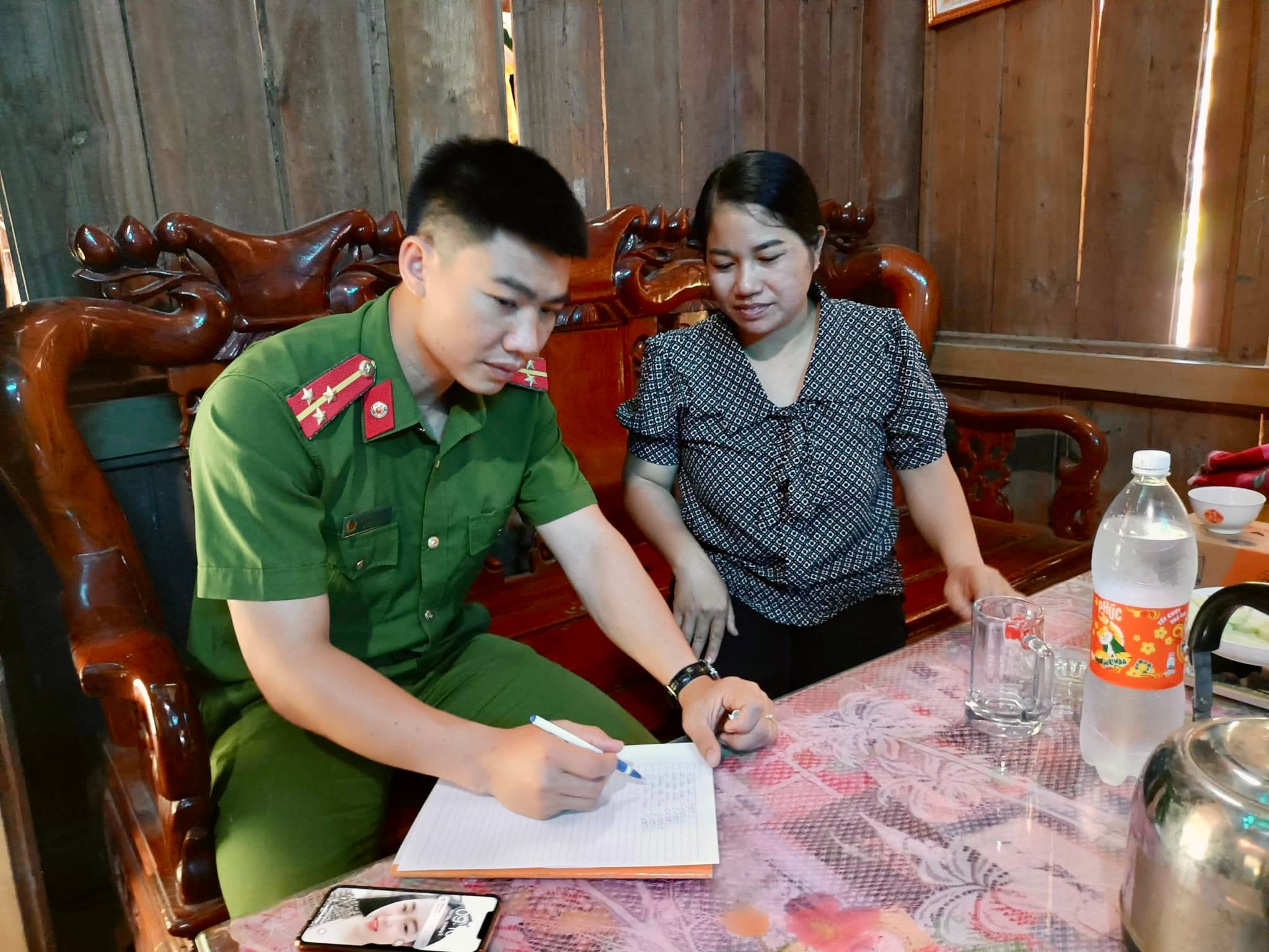 Công an xã Mai Sơn phụ trách bản đang nắm tình hình địa bàn tại nhà người dân. Ảnh: Tư liệu.