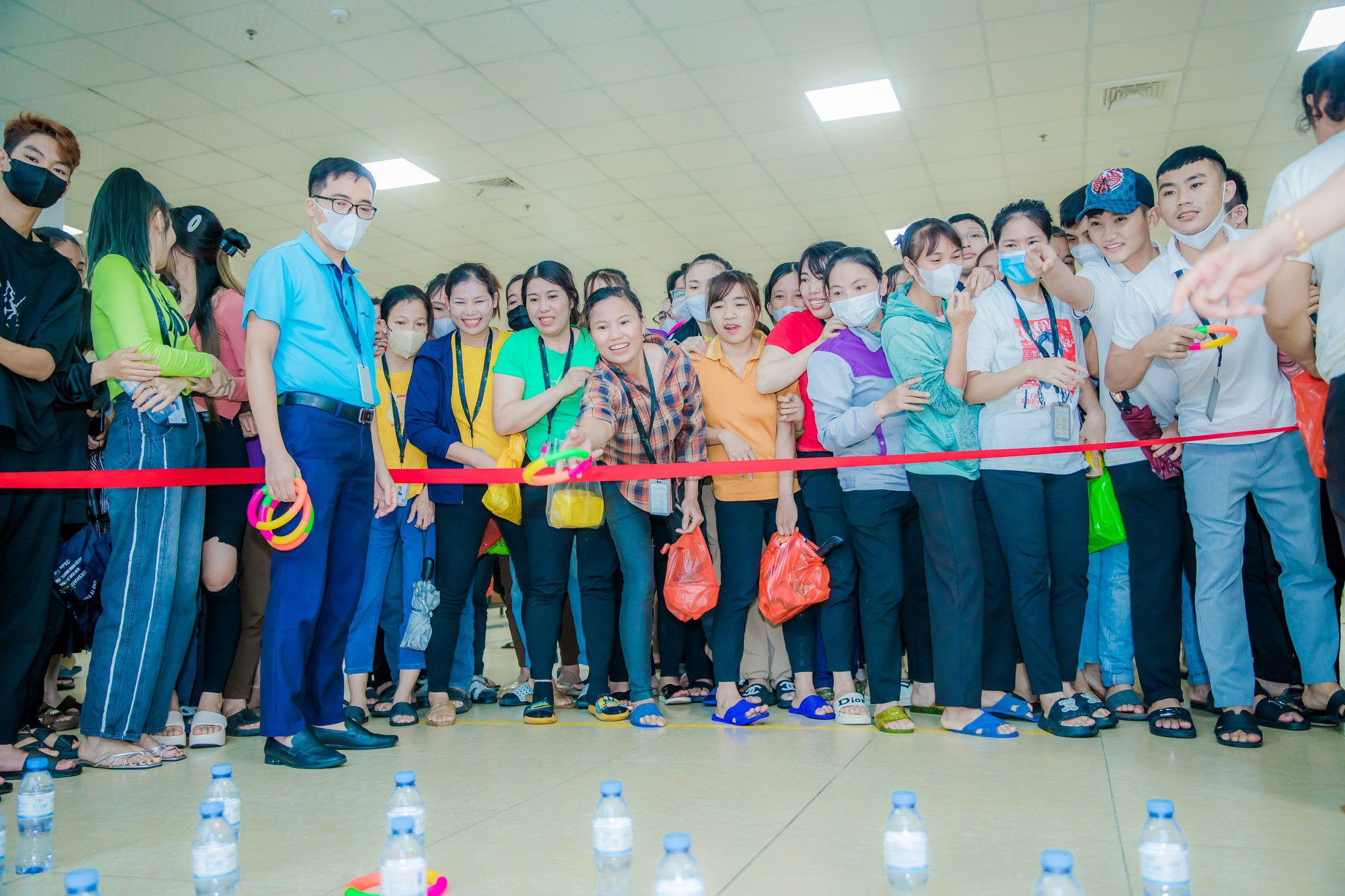 bna-nguoi-lao-dong-cong-ty-luxshare-ict-tham-gia-mot-su-kien-cua-cong-ty-anh-quoc-viet-1-282.jpeg