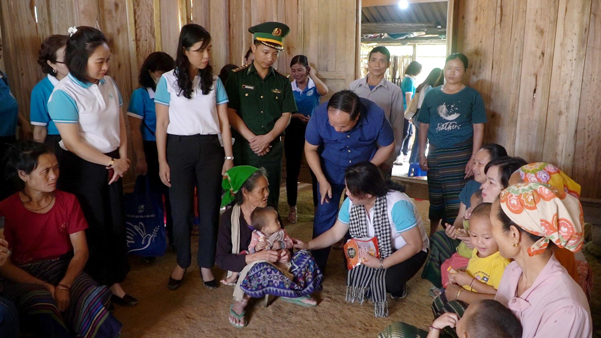 bna_Hội liên hiệp phụ nữ thành phố Hà Nội thăm tặng quà các hộ gia đình khó khăn trên địa bàn xã Na Loi - Kỳ Sơn.jpg