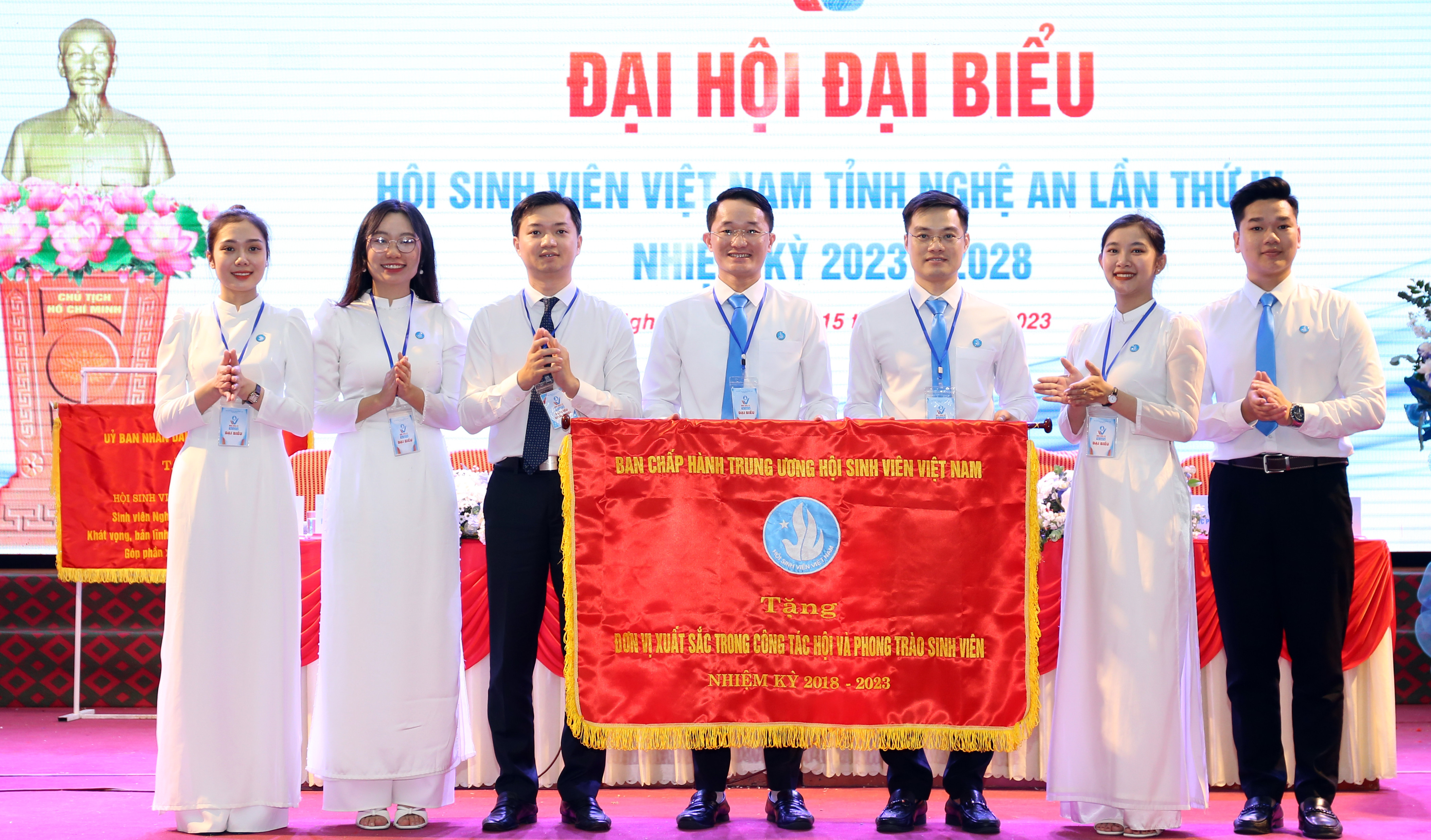 trung-uong-hoi-sinh-vien-viet-nam-tang-co-thi-dua-cho-hoi-sinh-vien-viet-nam-tinh-nghe-an-vi-da-co-thanh-tich-xuat-sac-trong-cong-tac-hoi-va-phong-trao-sinh-vie-4891.jpg