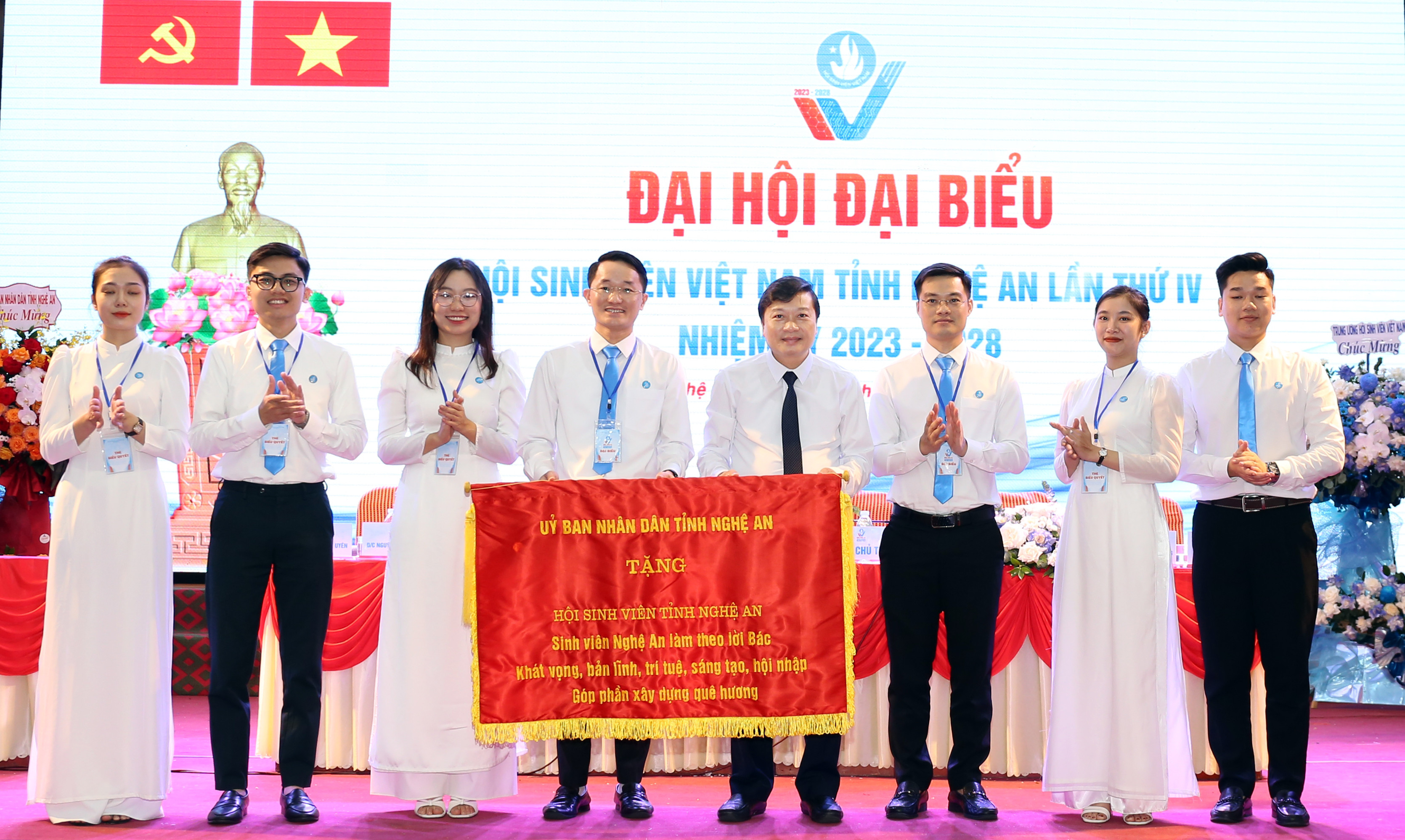 dong-chi-le-hong-vinh-trao-tang-buc-truong-cua-ubnd-tinh-toi-hoi-sinh-vien-viet-nam-tinh-nghe-an-7299.jpg