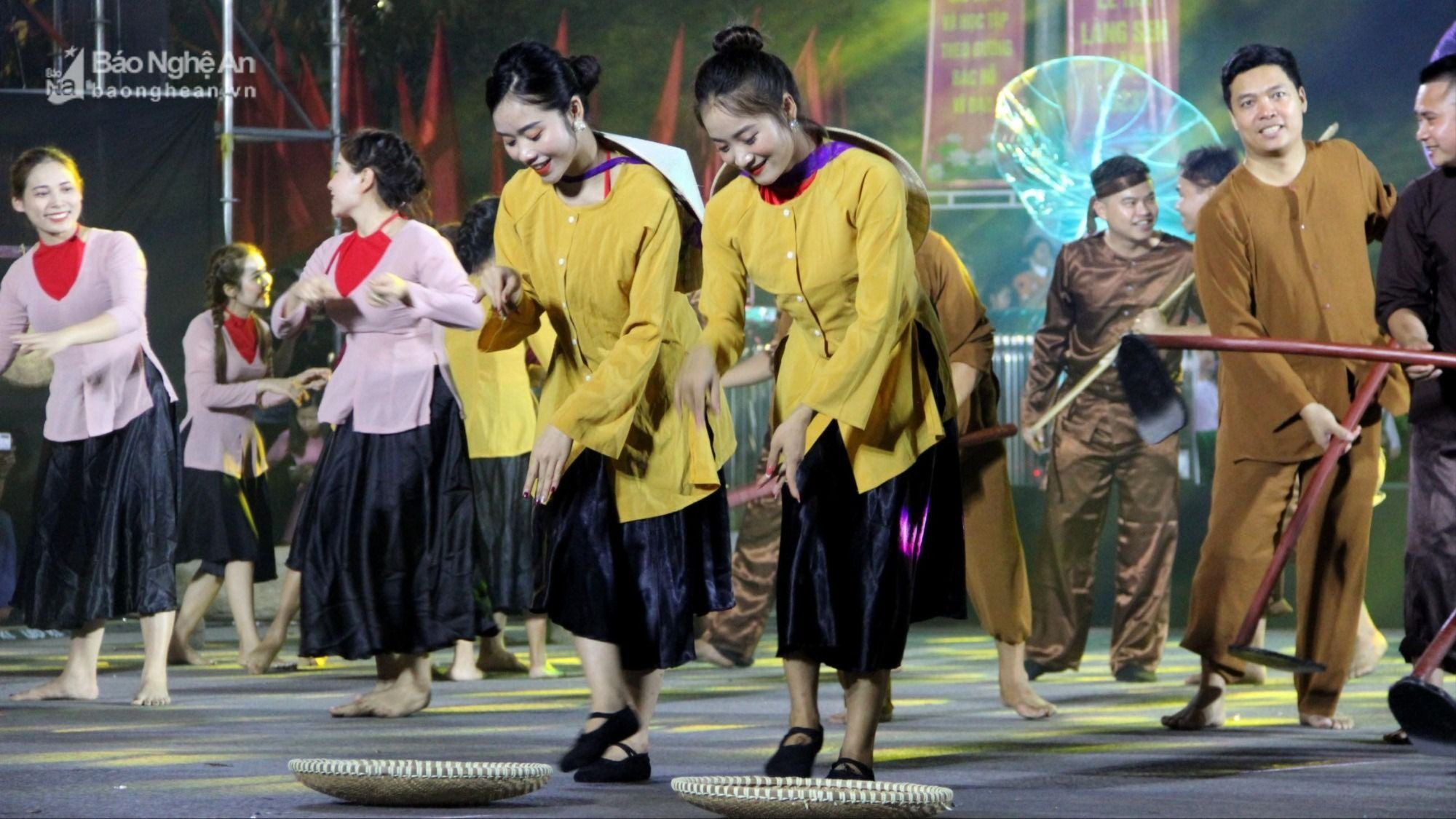 Biểu diễn dân ca ví, giặm tại Lễ hội đường phố 'Quê hương mùa sen nở' trong khuôn khổ Lễ hội Làng Sen năm 2023..jpg