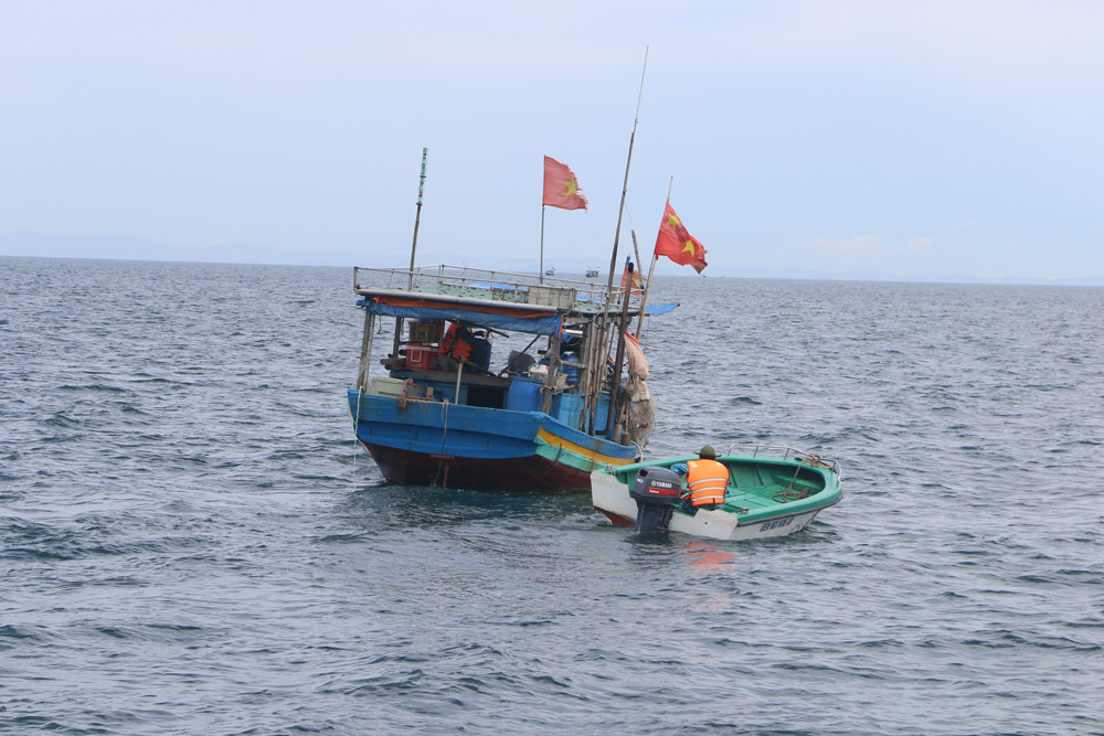 bna-tiep-can-kiem-tra-1-chu-tau-ca-khong-bien-so-o-thanh-hoa-danh-bat-tren-vung-bien-nghe-an-7849.jpg