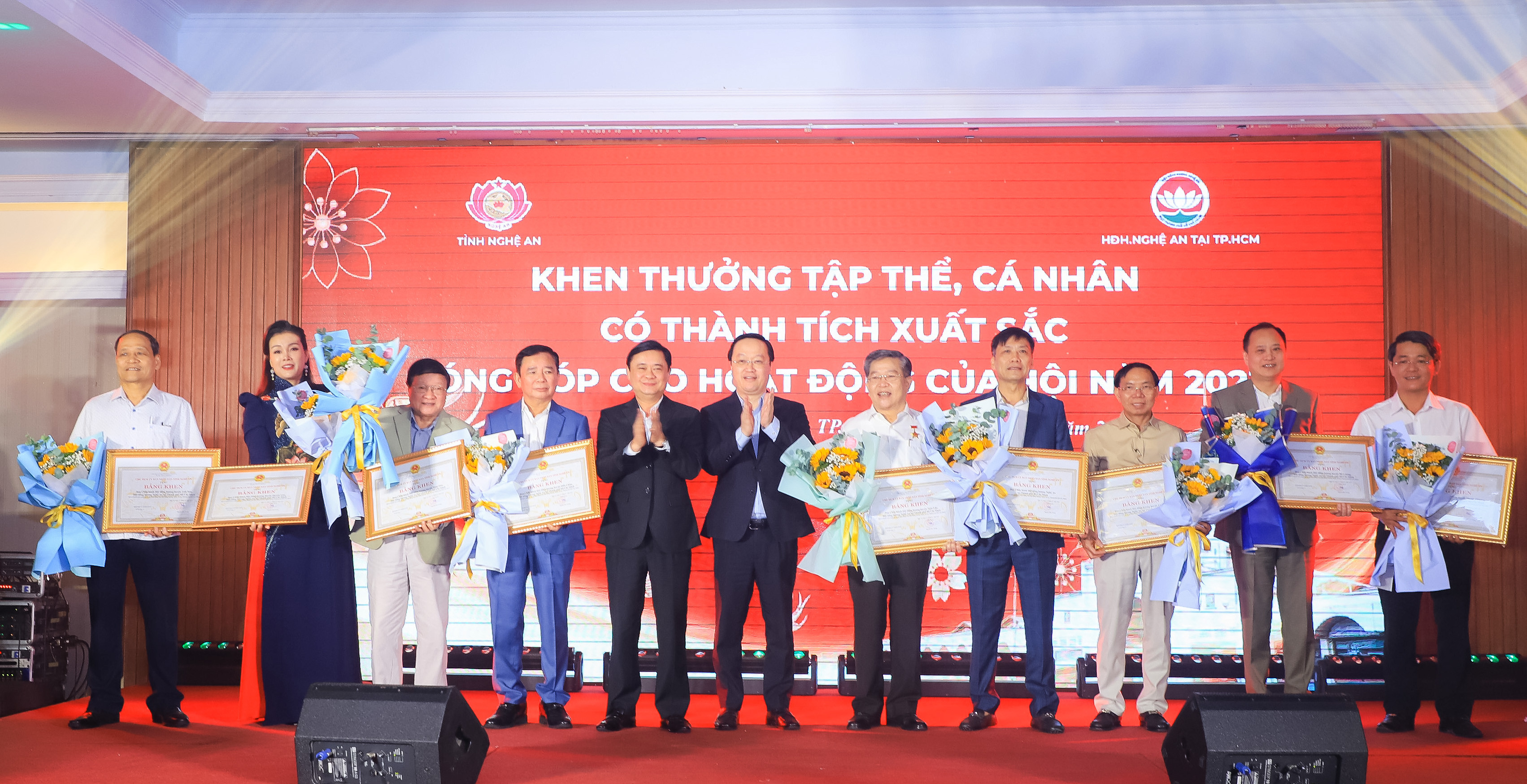 Bí thư Tỉnh ủy Thái Thanh Quý và Chủ tịch UBND tỉnh Nguyễn Đức Trung trao tặng Bằng khen cho 9 tập thể đã có thành tích xuất sắc trong hoạt động của Hội đồng hương Nghệ An tại TP. Hồ Chí Minh.