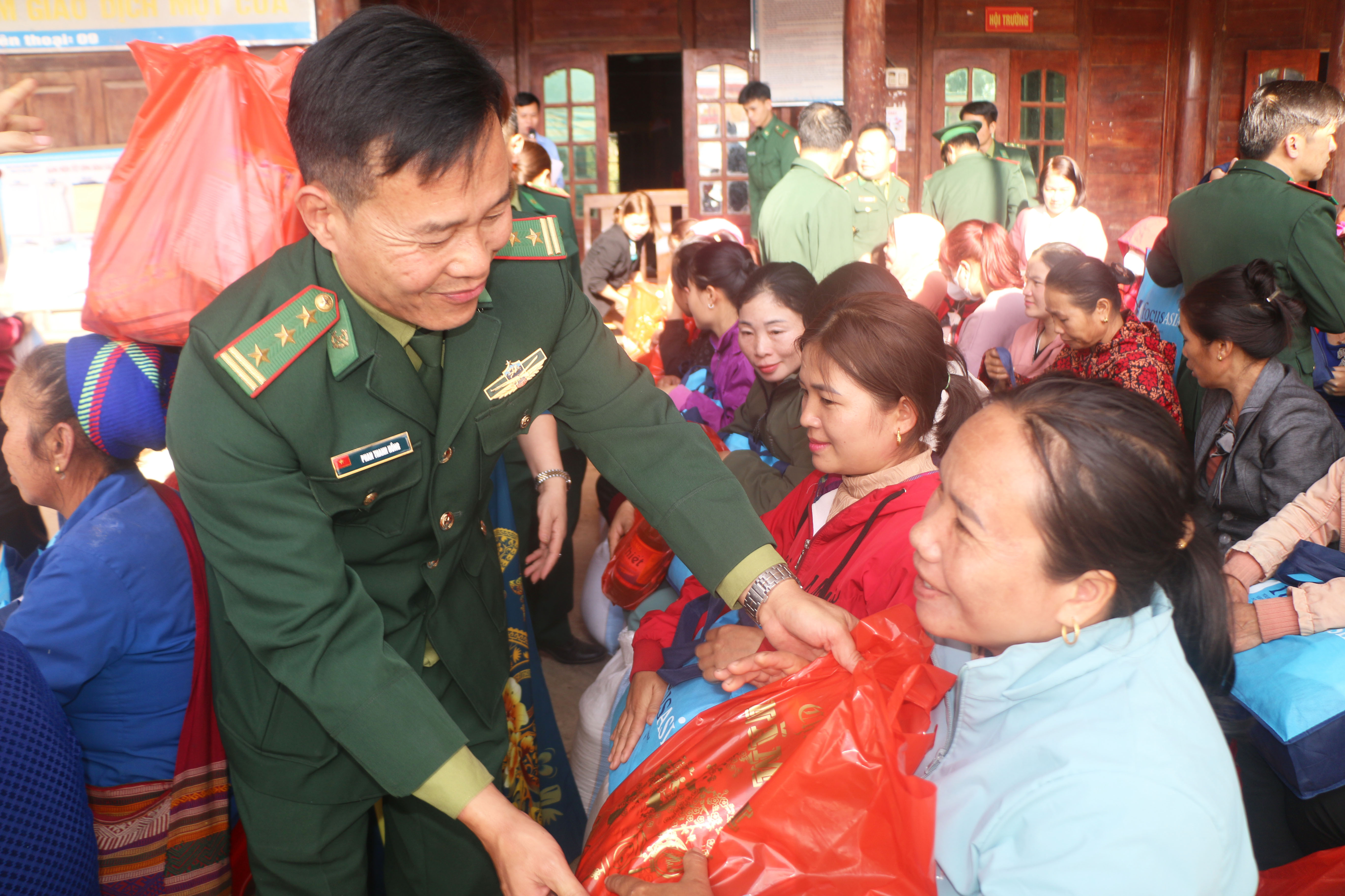 Đồn Biên phòng xã Nhôn Mai, Bộ đội Biên phòng Nghệ An đã phối hợp với chính quyền địa phương và các nhà tài trợ tặng 150 suất quà cho 150 hộ nghèo. Ảnh: Khánh Ly.