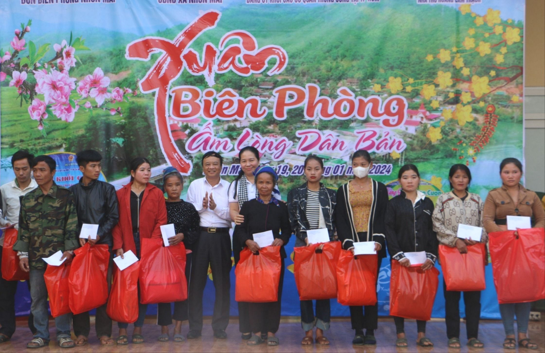 Ban tổ chức trao tặng nhiều phần quà cho những hộ nghèo, gia đình chính sách trên địa bàn xã Mai Sơn. Ảnh: An Quỳnh.