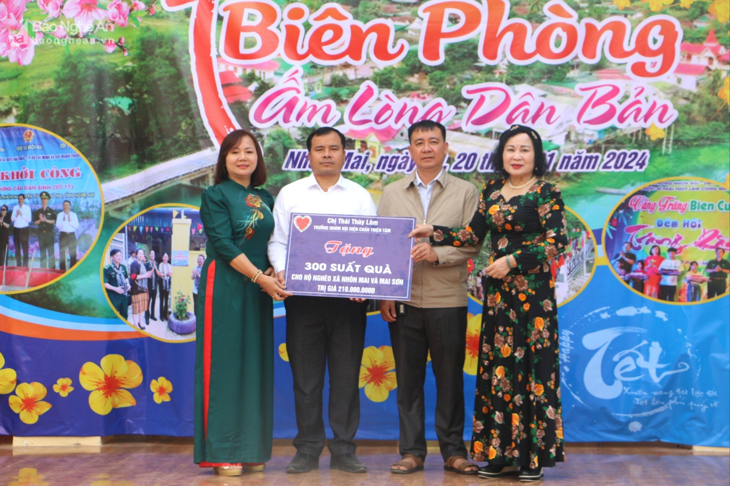 Bà Thái Thùy Lâm, trưởng nhóm Diện chẩn Thiện Tâm (bên trái) trao tặng 300 suất quà cho các hộ nghèo trên địa bàn xã Nhôn Mai và xã Mai Sơn. Ảnh: An Quỳnh.