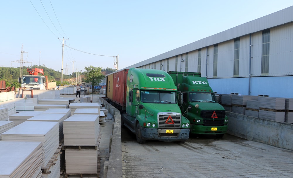 bna-xe-container-dong-hang-di-xuat-khau-di-my-4189.jpg