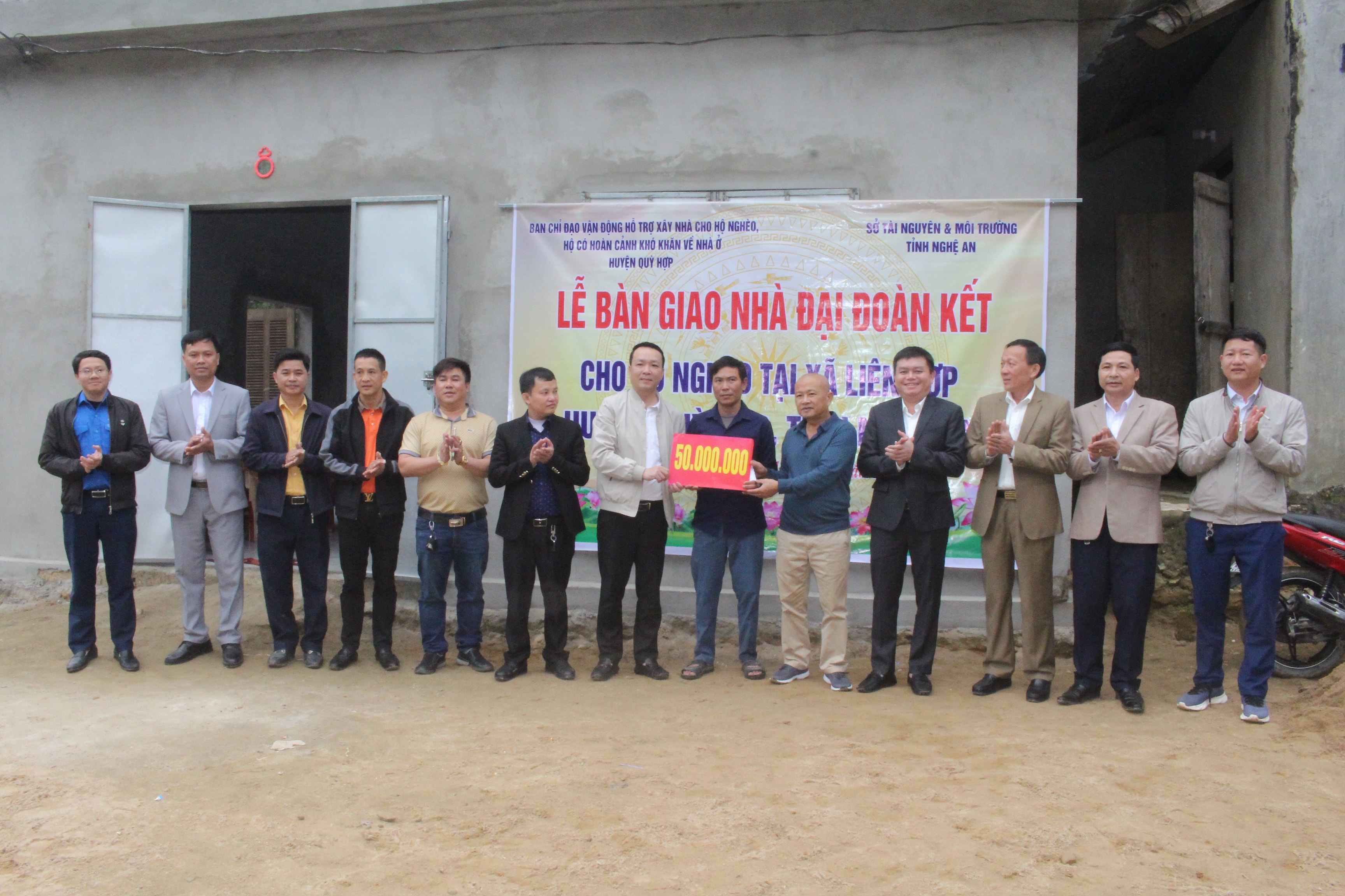 bna-so-tnmt-nghe-an-ban-giao-nha-dai-doan-ket-cho-ho-truong-van-gioi-3494.jpg